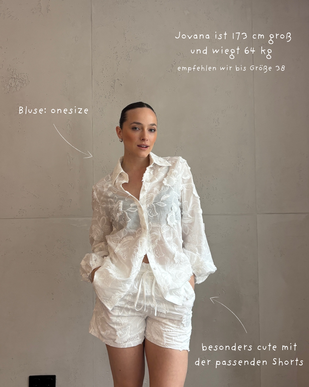 Weiße 3D-Bluse mit Blumenstickerei