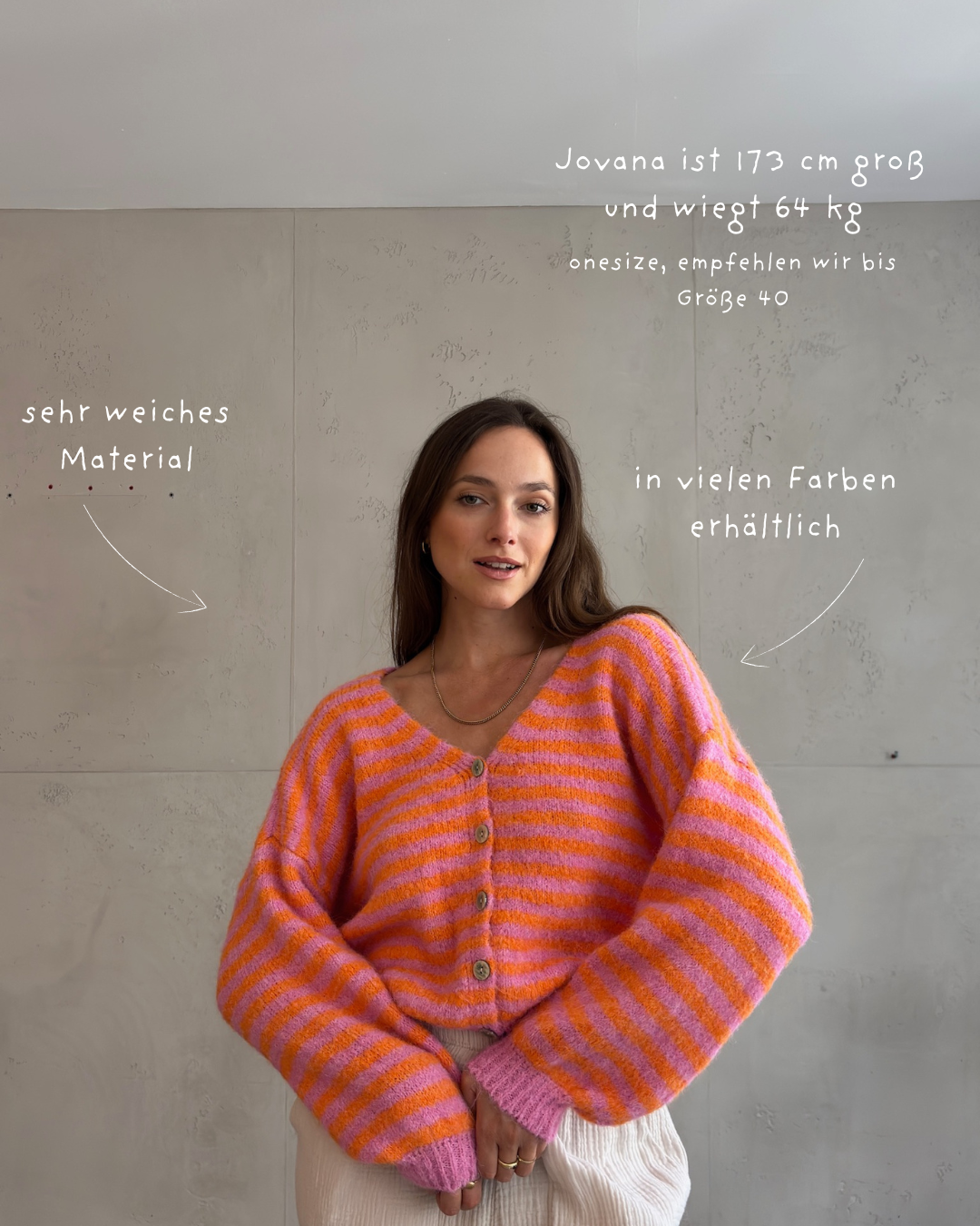 Gestreifte Strickjacke mit V-Ausschnitt