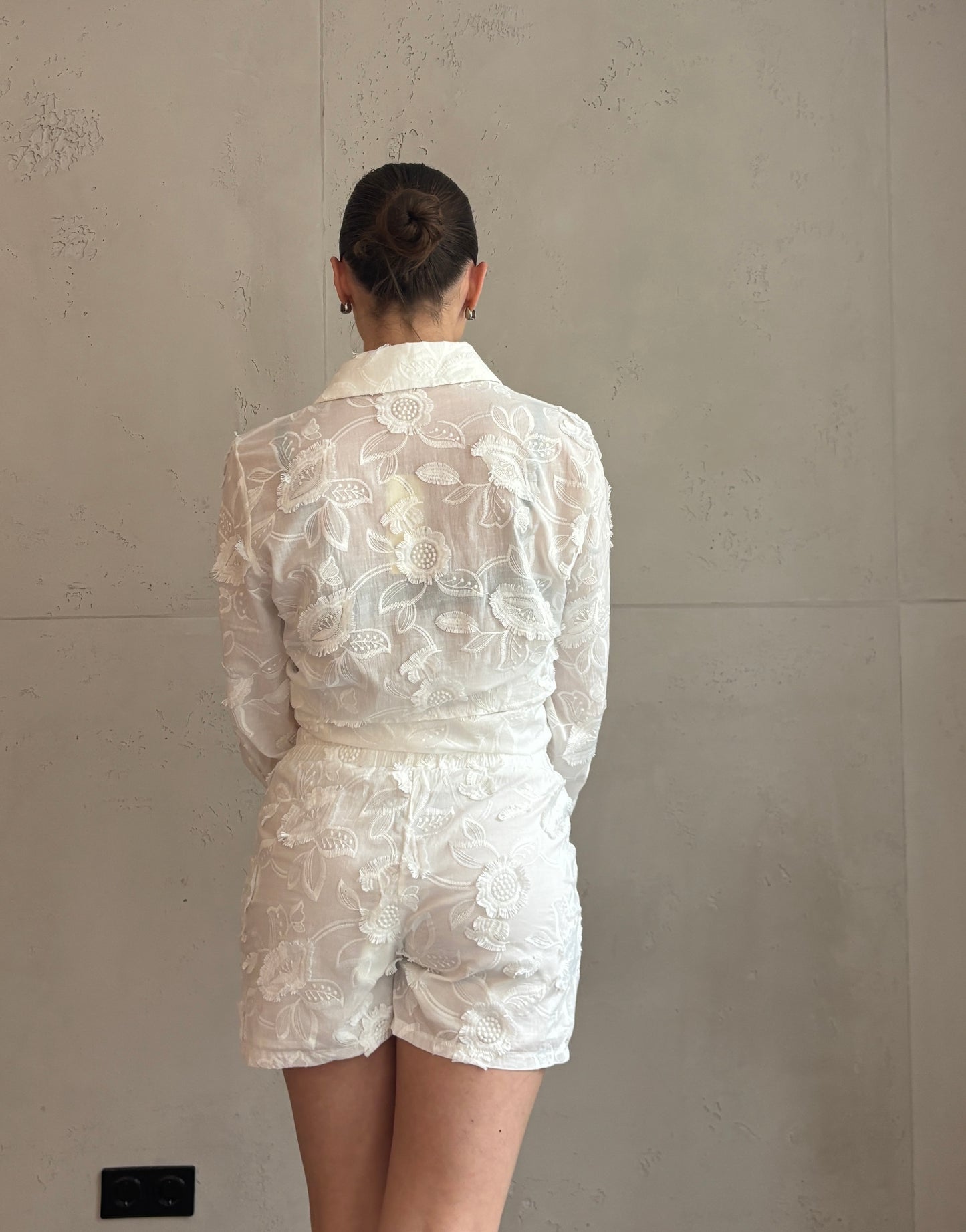 Weiße Shorts mit 3D-Flower-Stickerei
