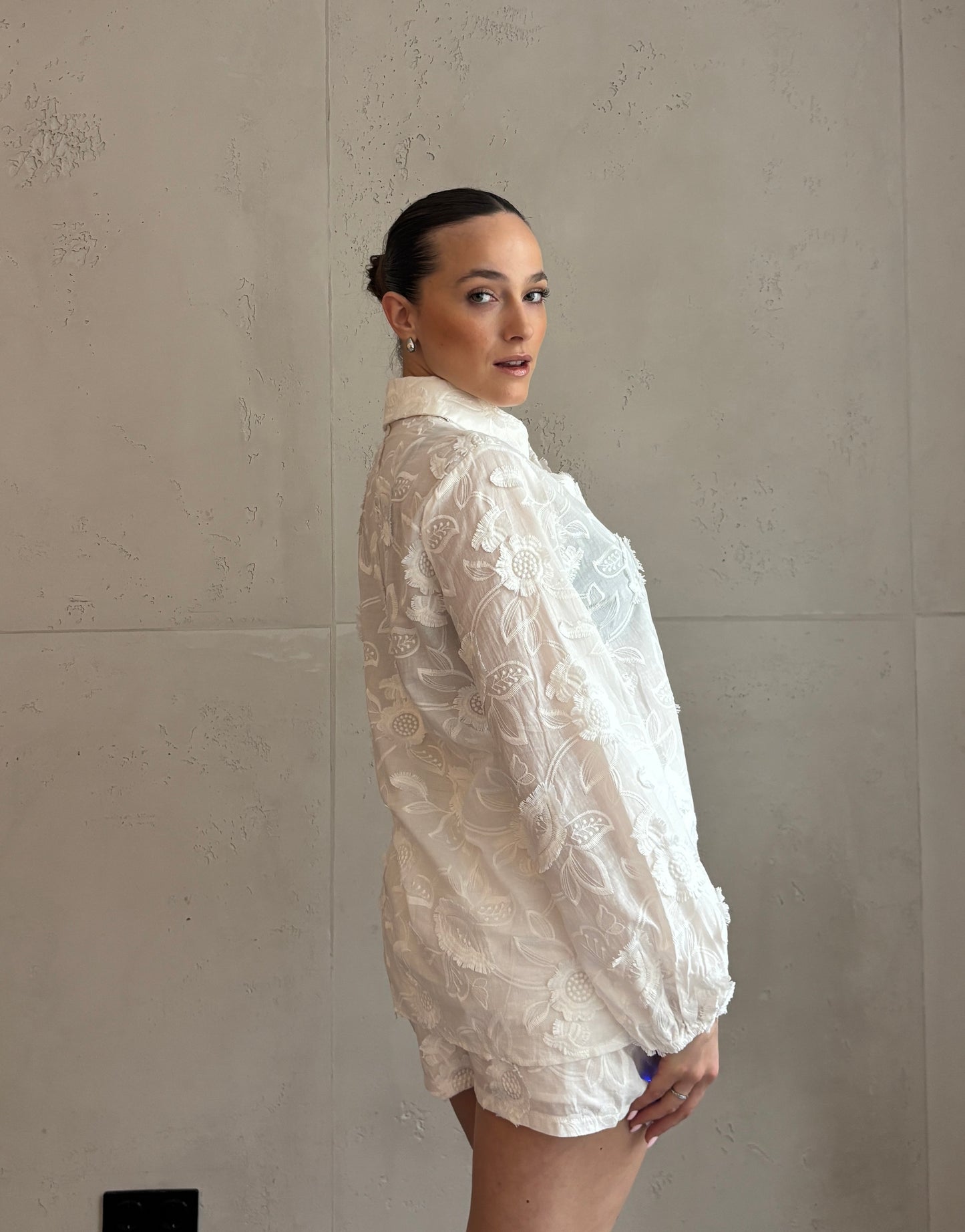 Weiße 3D-Bluse mit Blumenstickerei