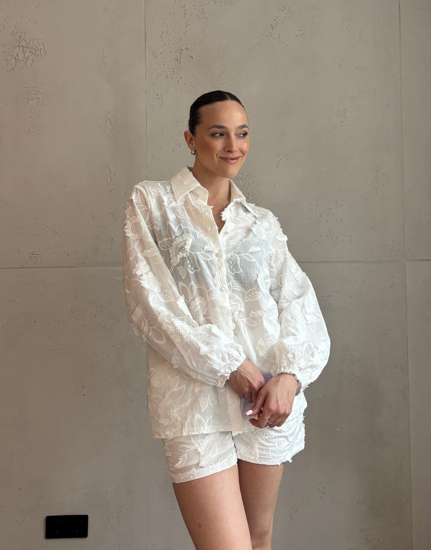 Weiße 3D-Bluse mit Blumenstickerei