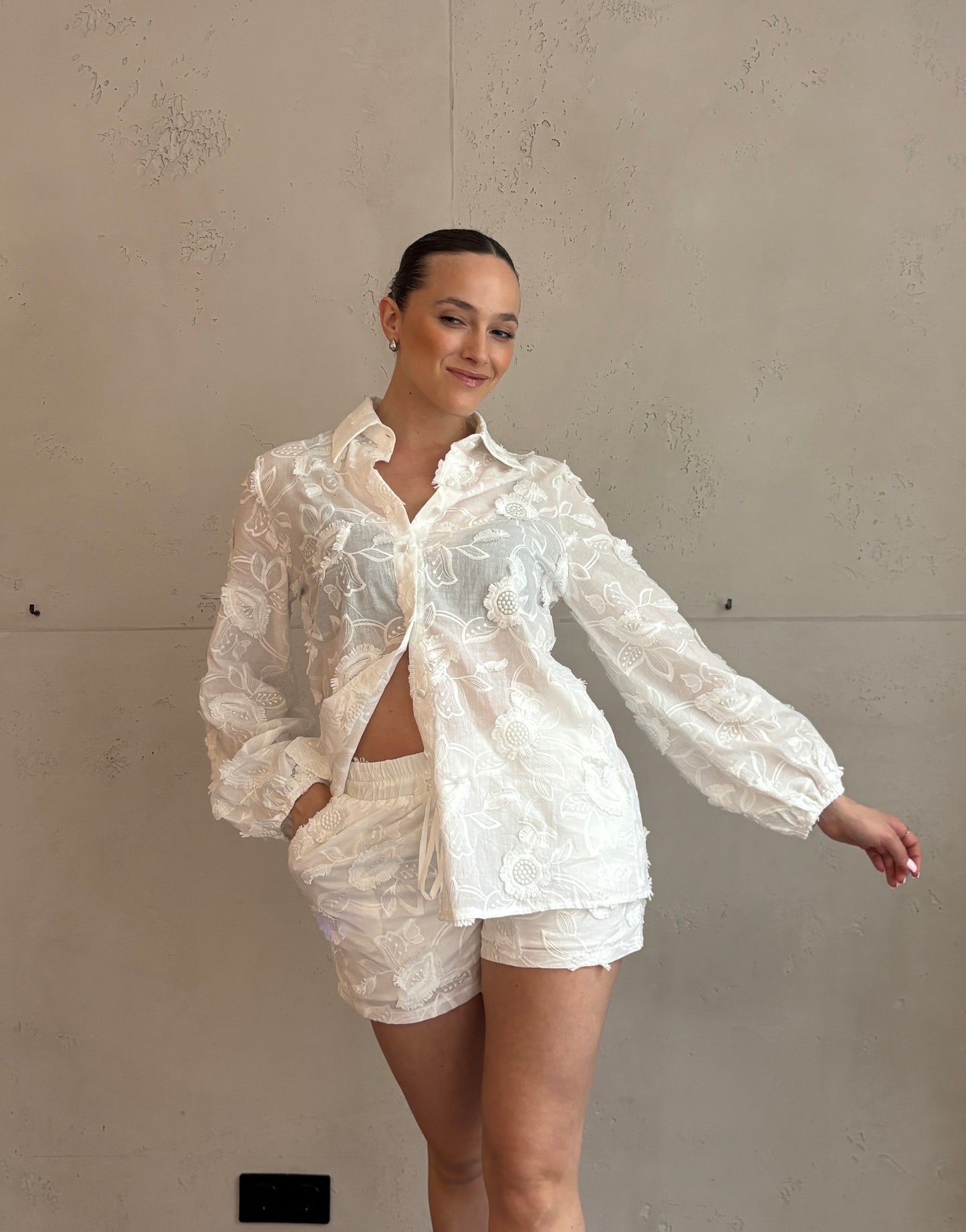 Weiße Shorts mit 3D-Flower-Stickerei
