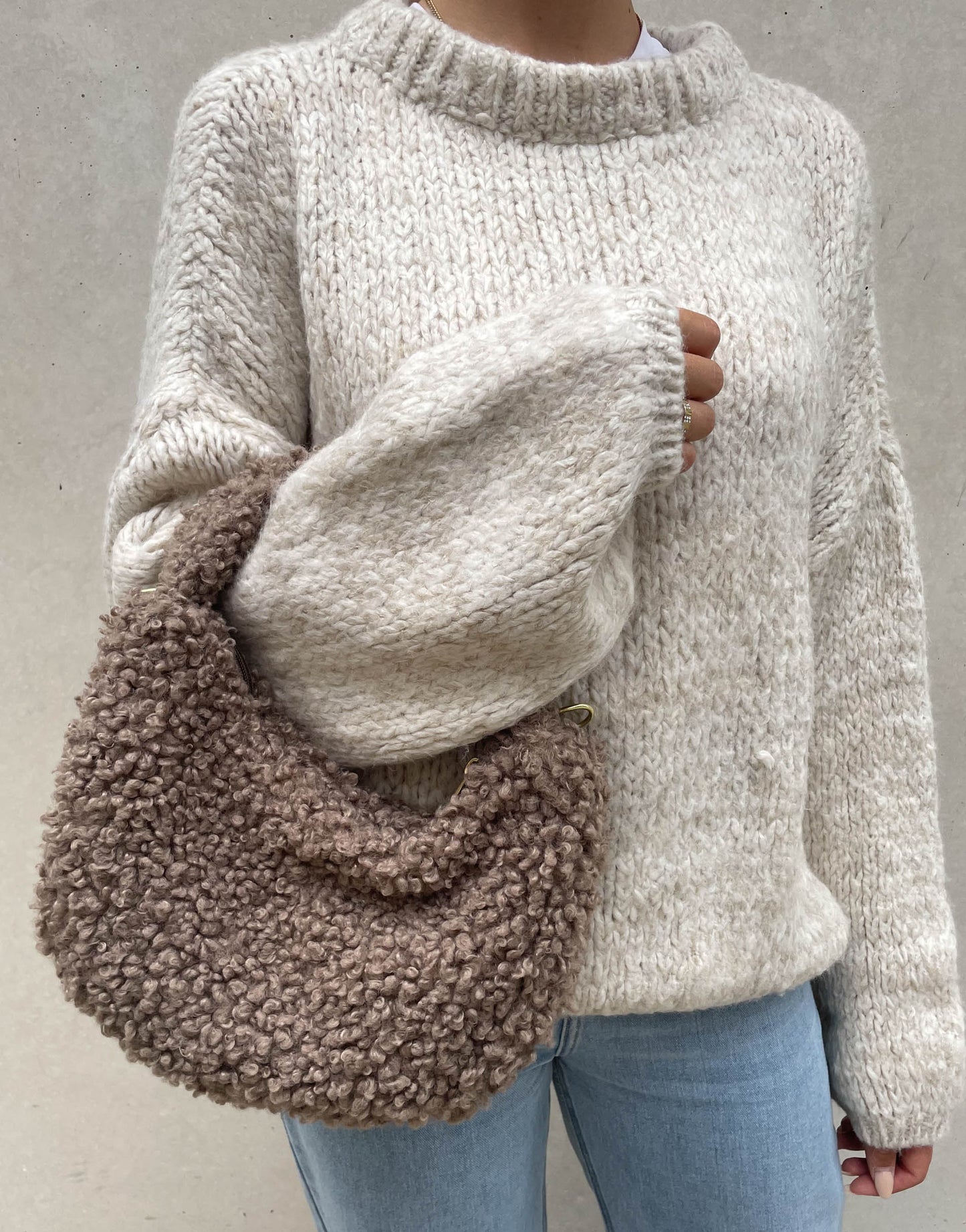 Kleine Boucle Tasche in Taupe