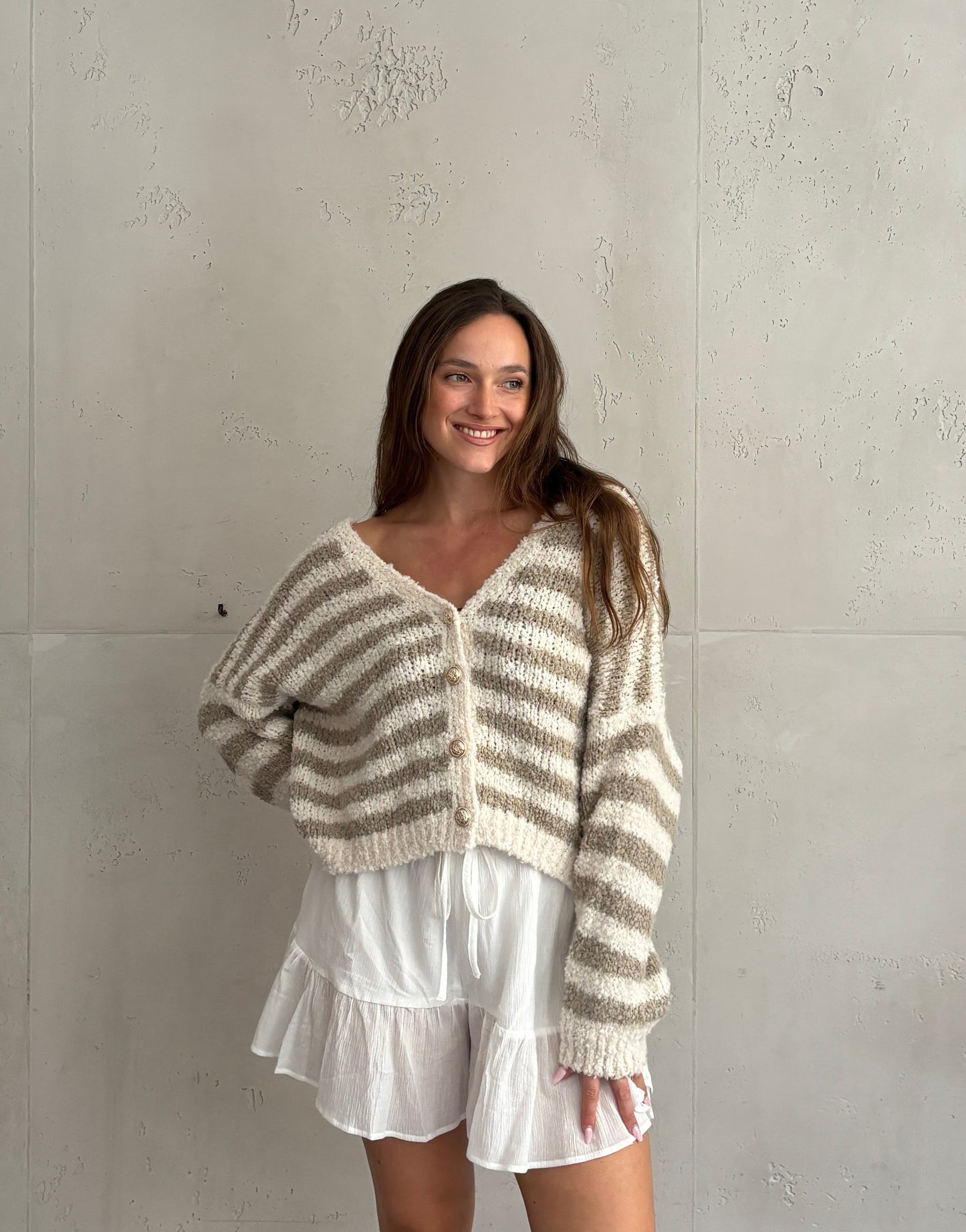 Bouclé Streifen-Strickjacke mit goldenen Knöpfen