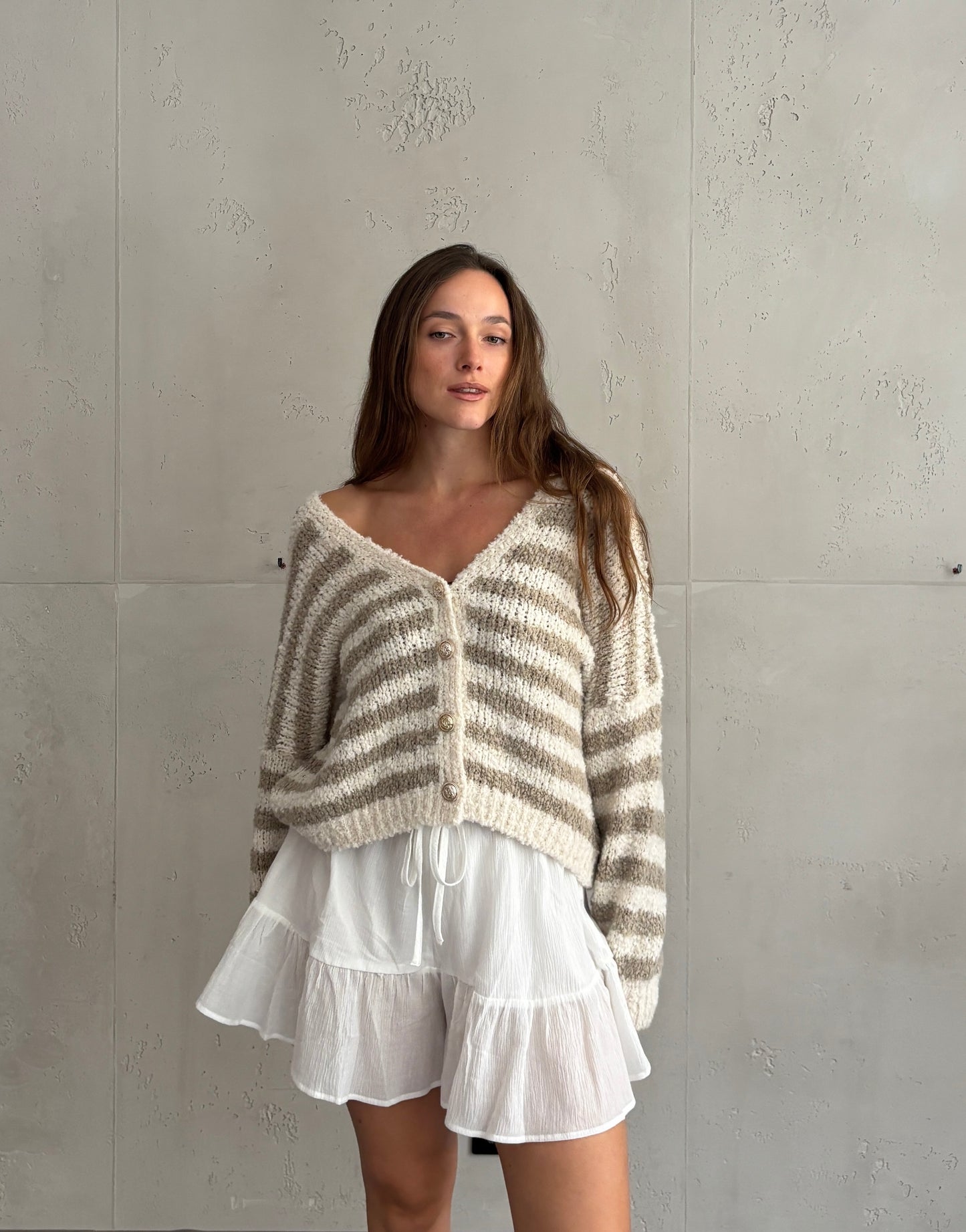 Bouclé Streifen-Strickjacke mit goldenen Knöpfen