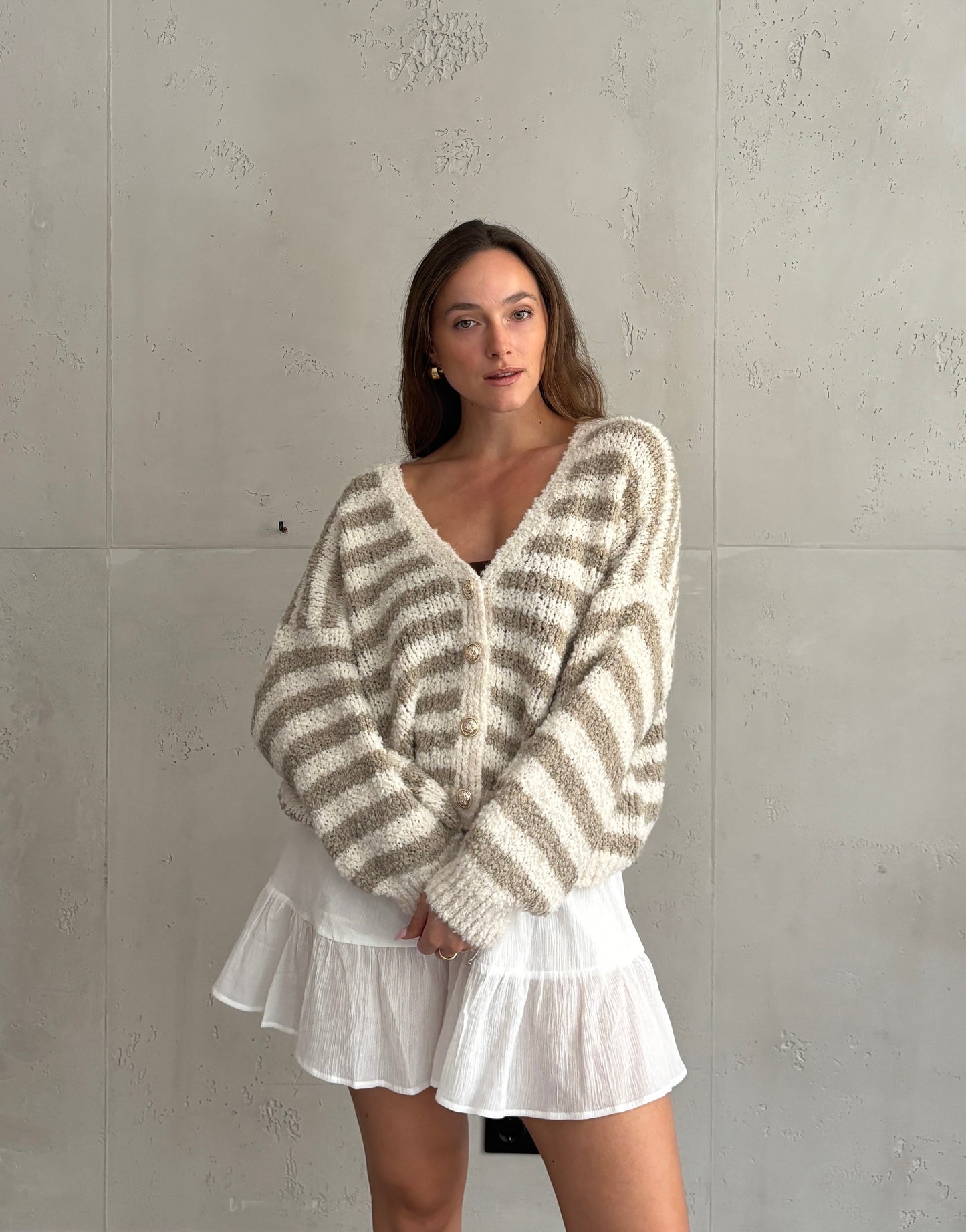 Bouclé Streifen-Strickjacke mit goldenen Knöpfen