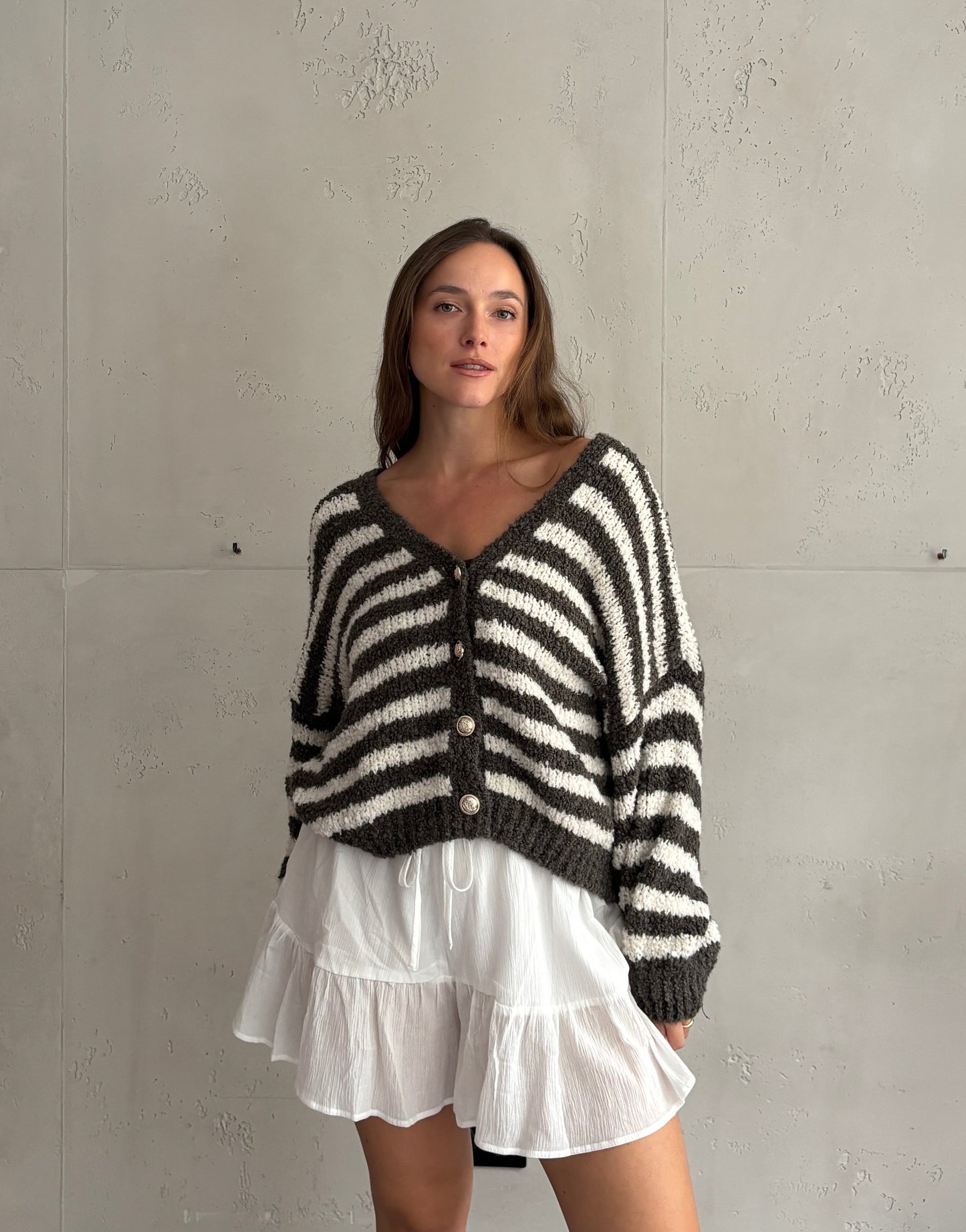 Bouclé Streifen-Strickjacke mit goldenen Knöpfen