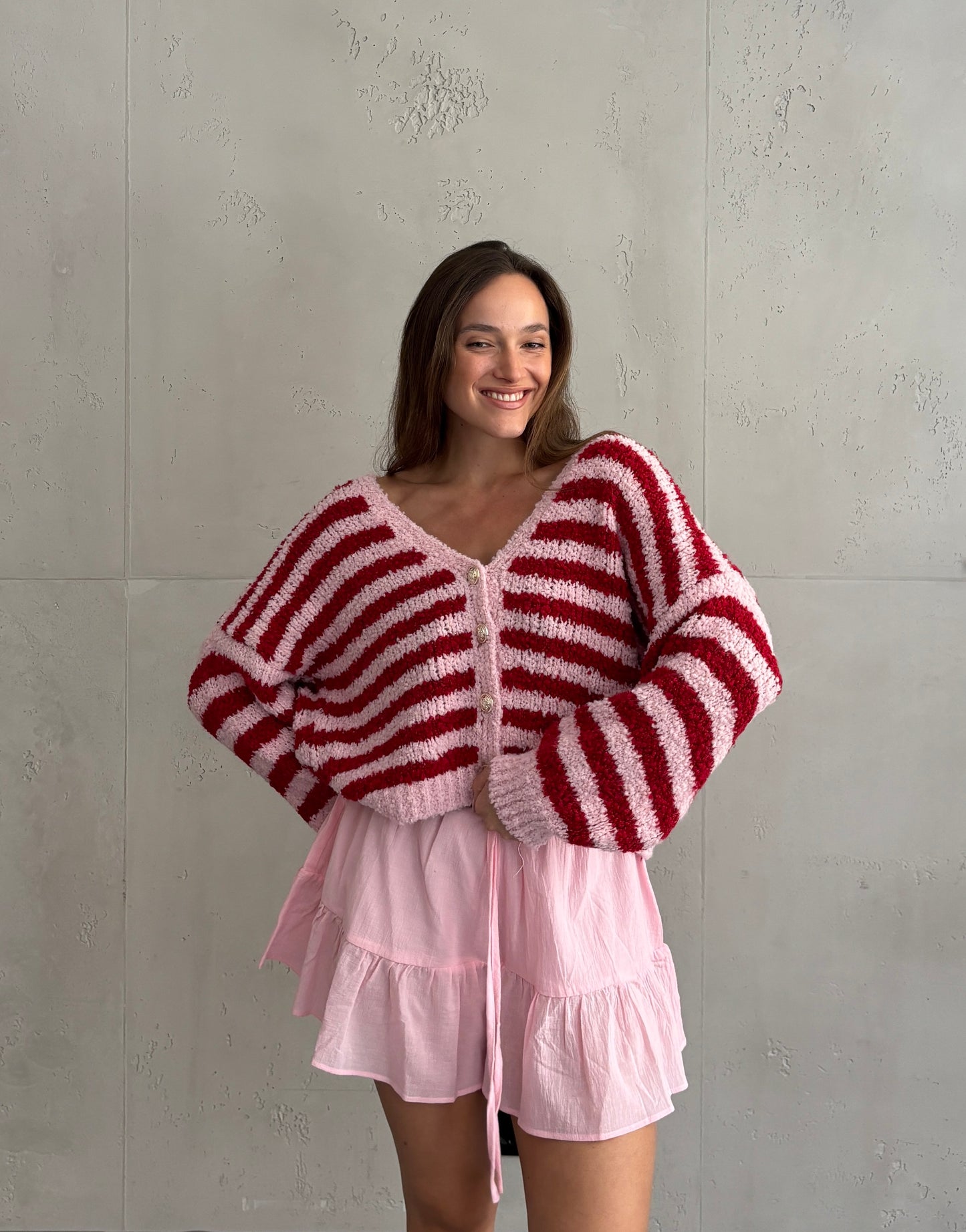Bouclé Streifen-Strickjacke mit goldenen Knöpfen