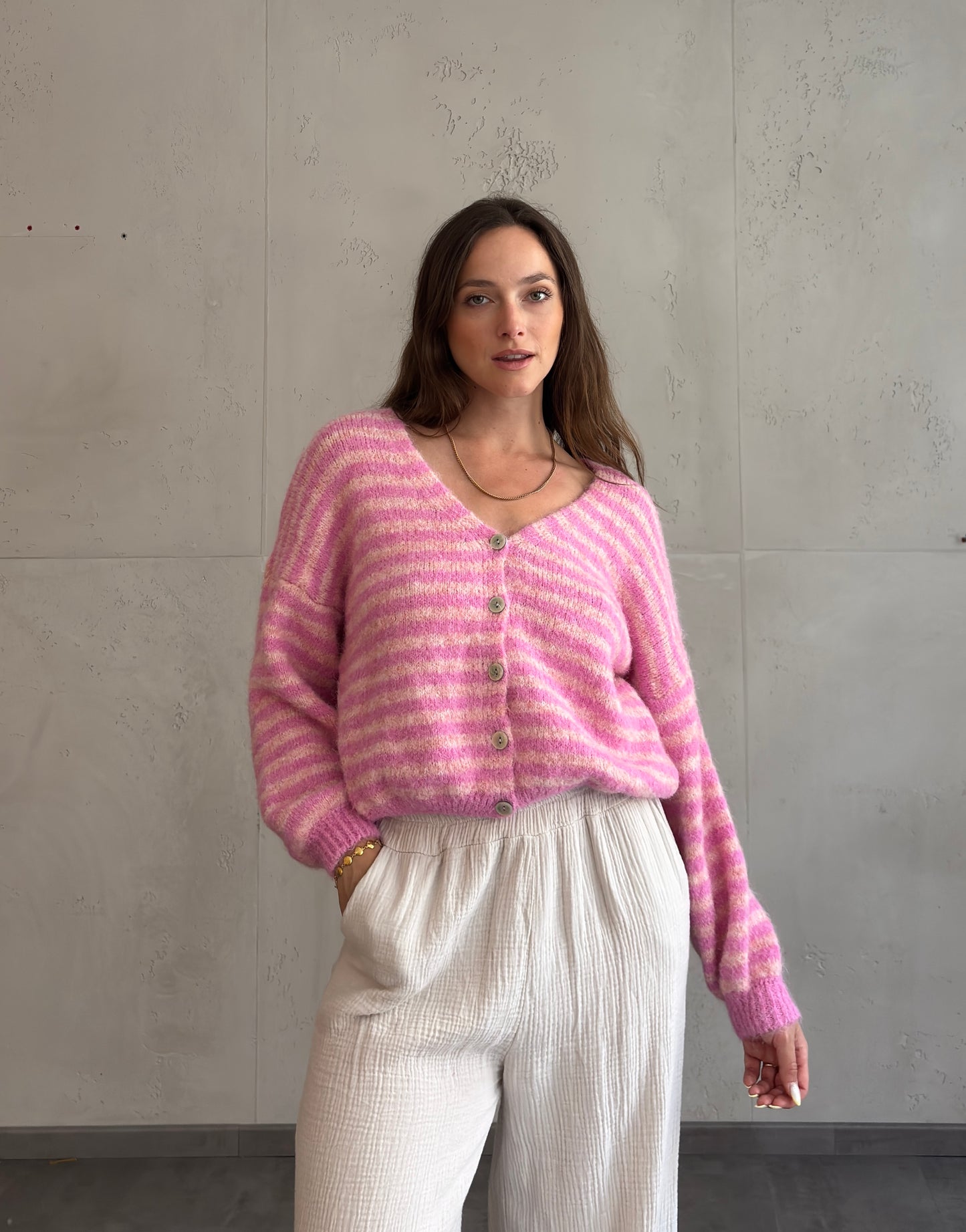 Gestreifte Strickjacke mit V-Ausschnitt