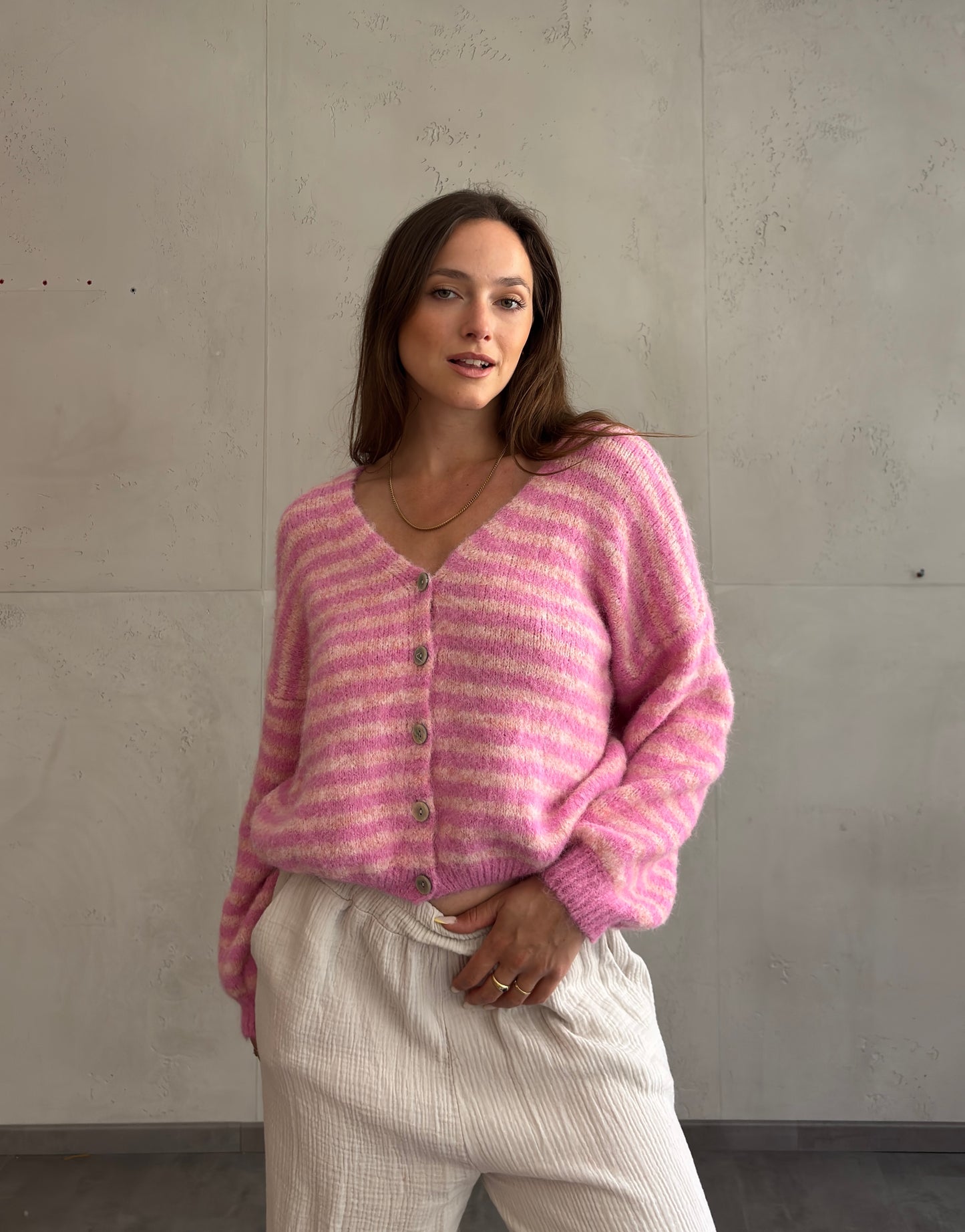 Gestreifte Strickjacke mit V-Ausschnitt
