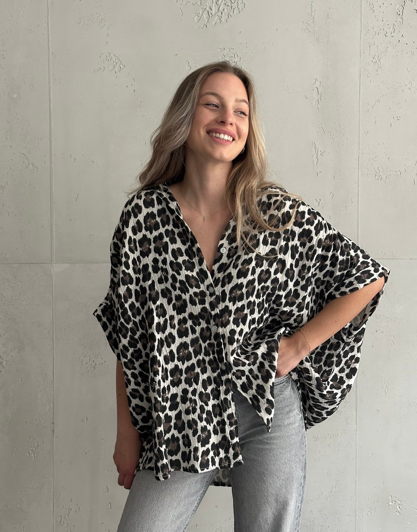 Oversize Leo Musselin Bluse mit kurzen Ärmeln