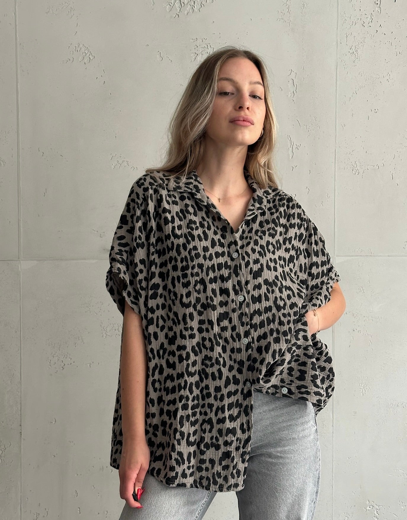Oversize Leo Musselin Bluse mit kurzen Ärmeln