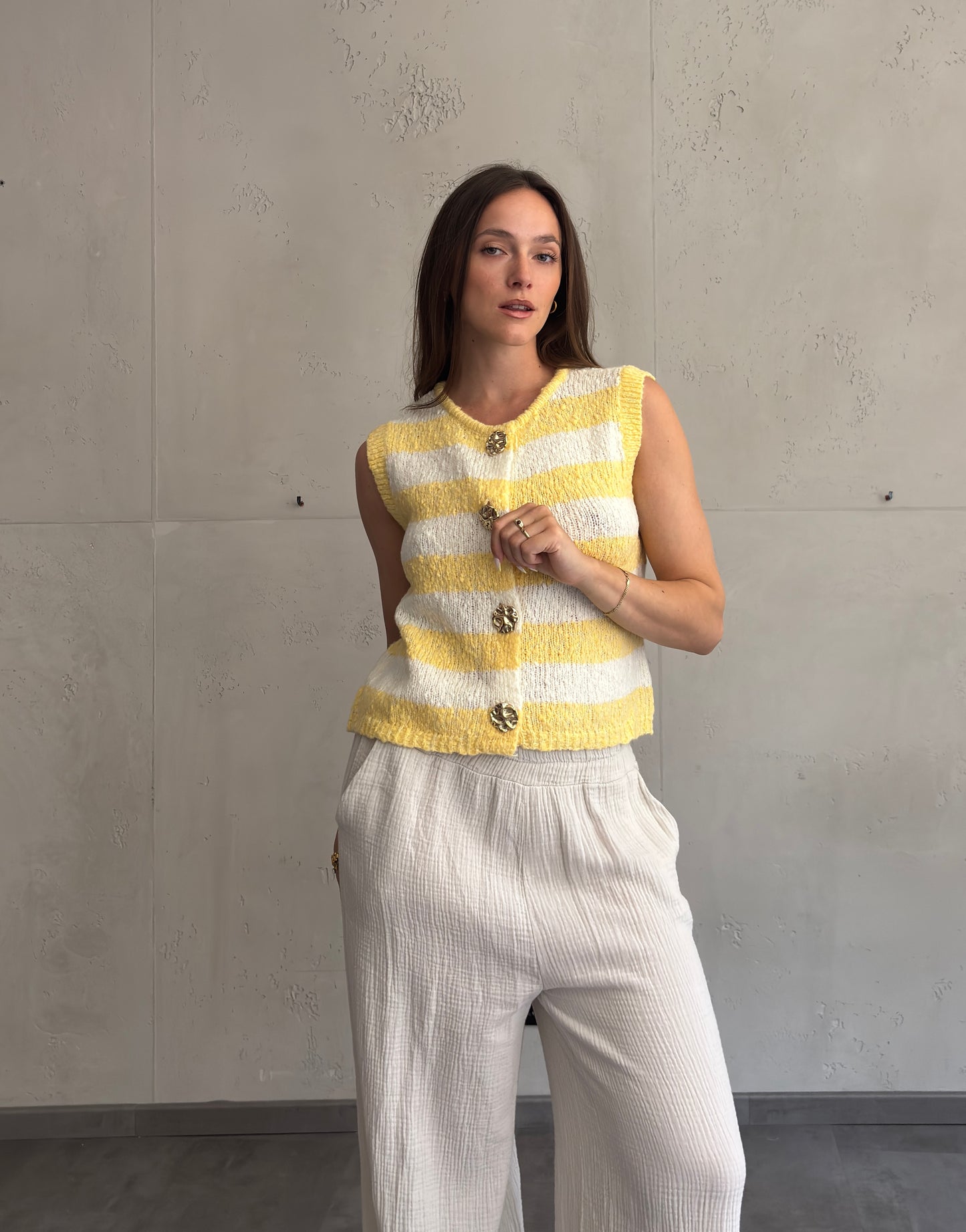 Gestreifter Knit Pullunder mit Goldknöpfen