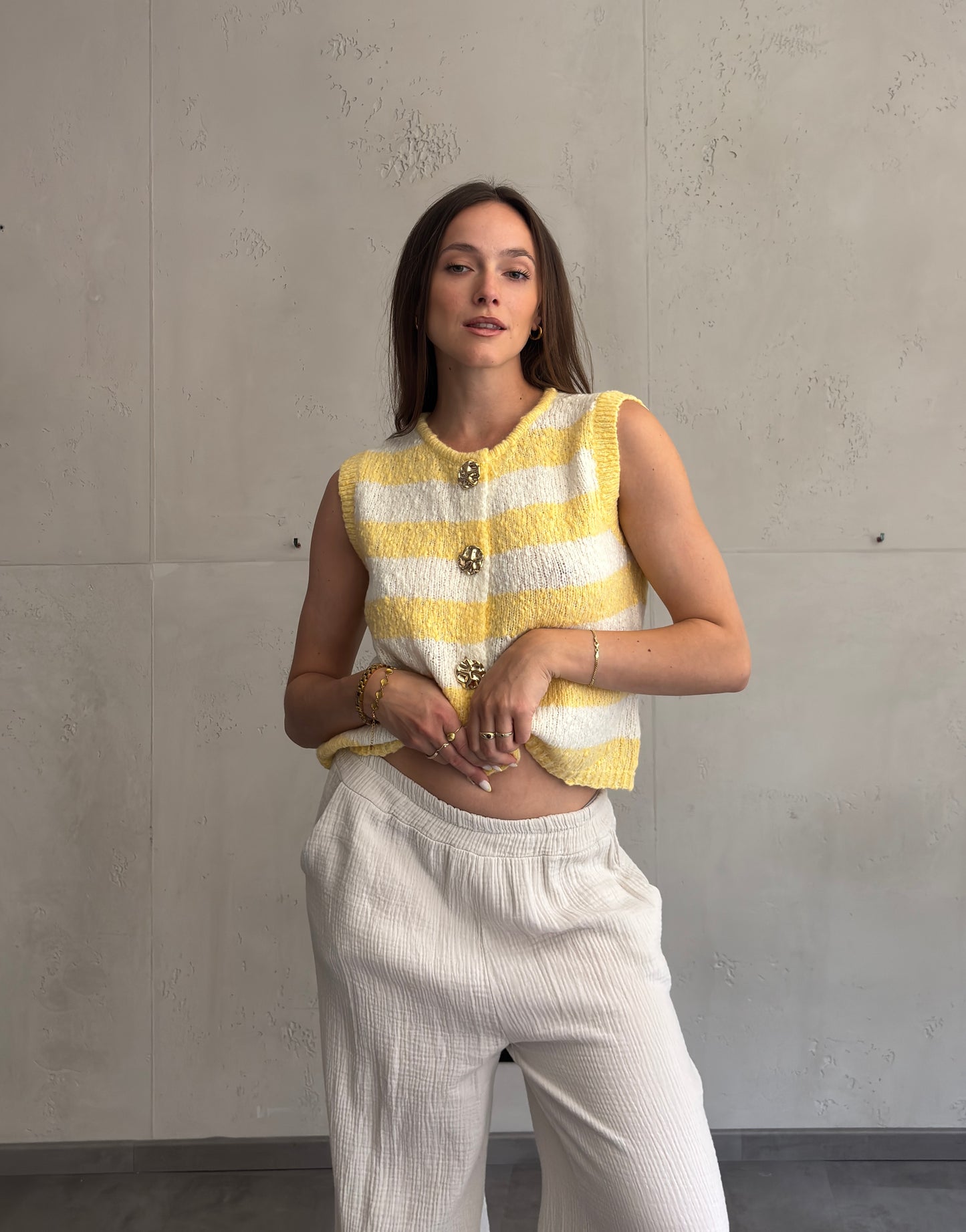 Gestreifter Knit Pullunder mit Goldknöpfen