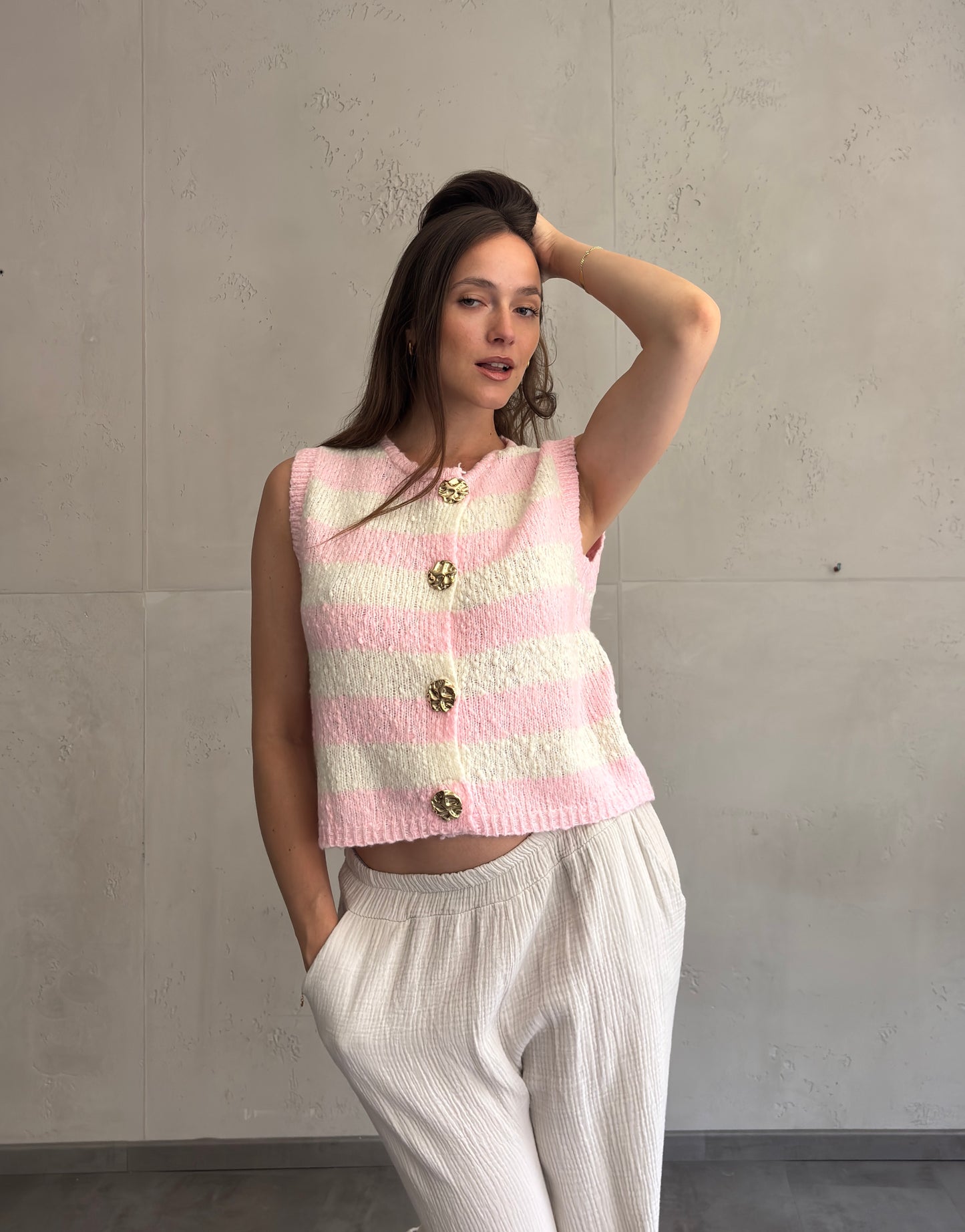Gestreifter Knit Pullunder mit Goldknöpfen