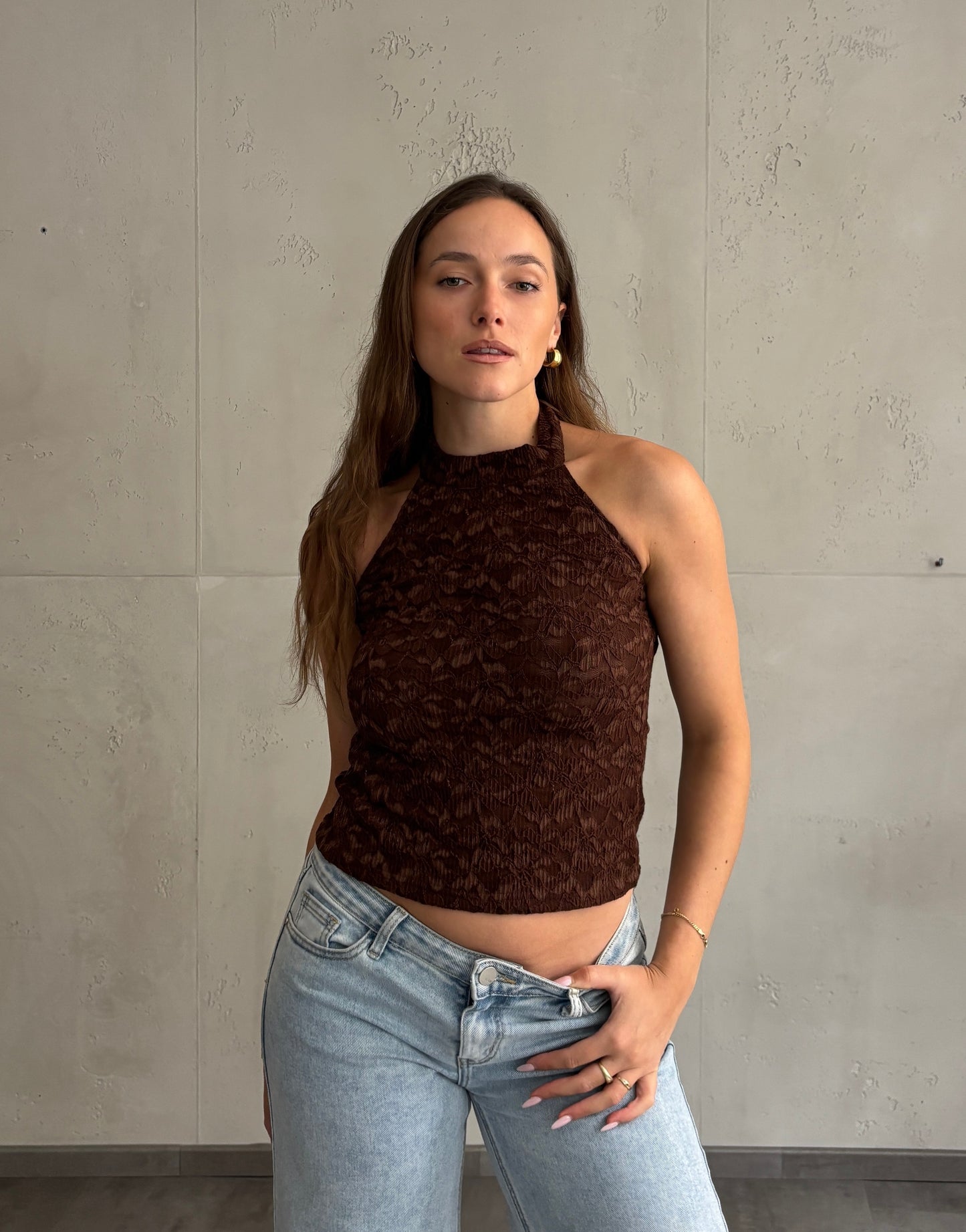 Neckholder Top – Coffee mit dezentem Flower-Detail