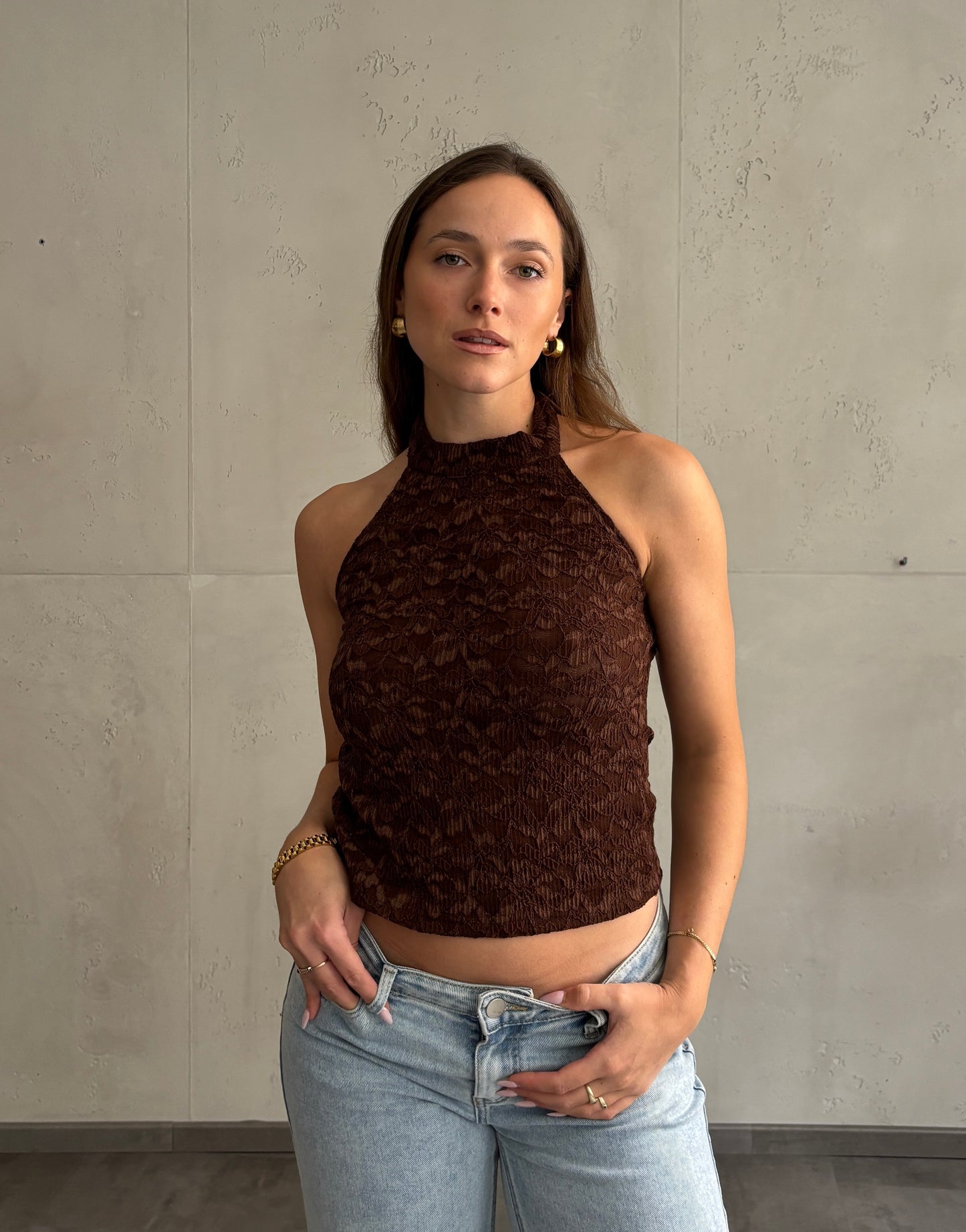 Neckholder Top – Coffee mit dezentem Flower-Detail