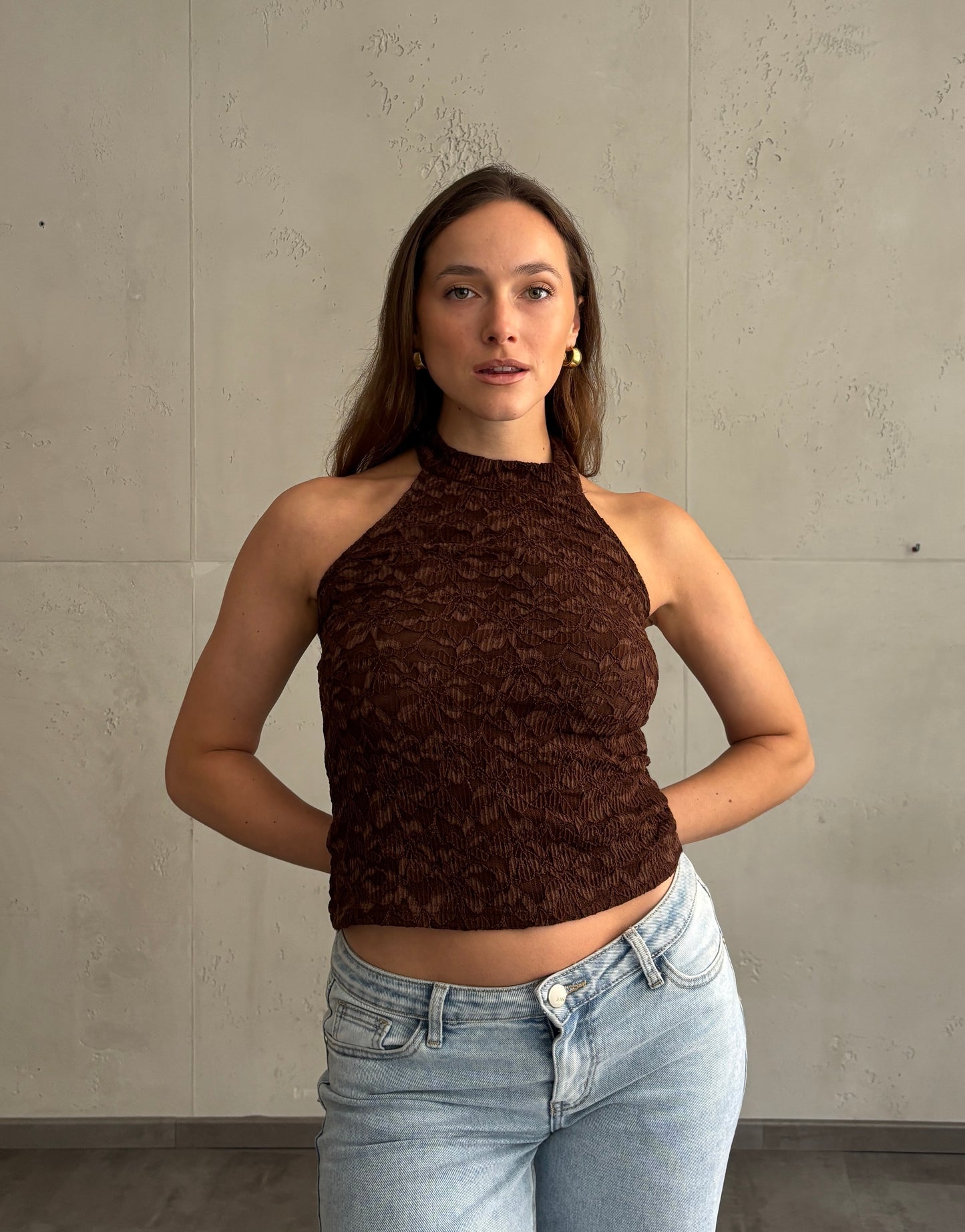 Neckholder Top – Coffee mit dezentem Flower-Detail