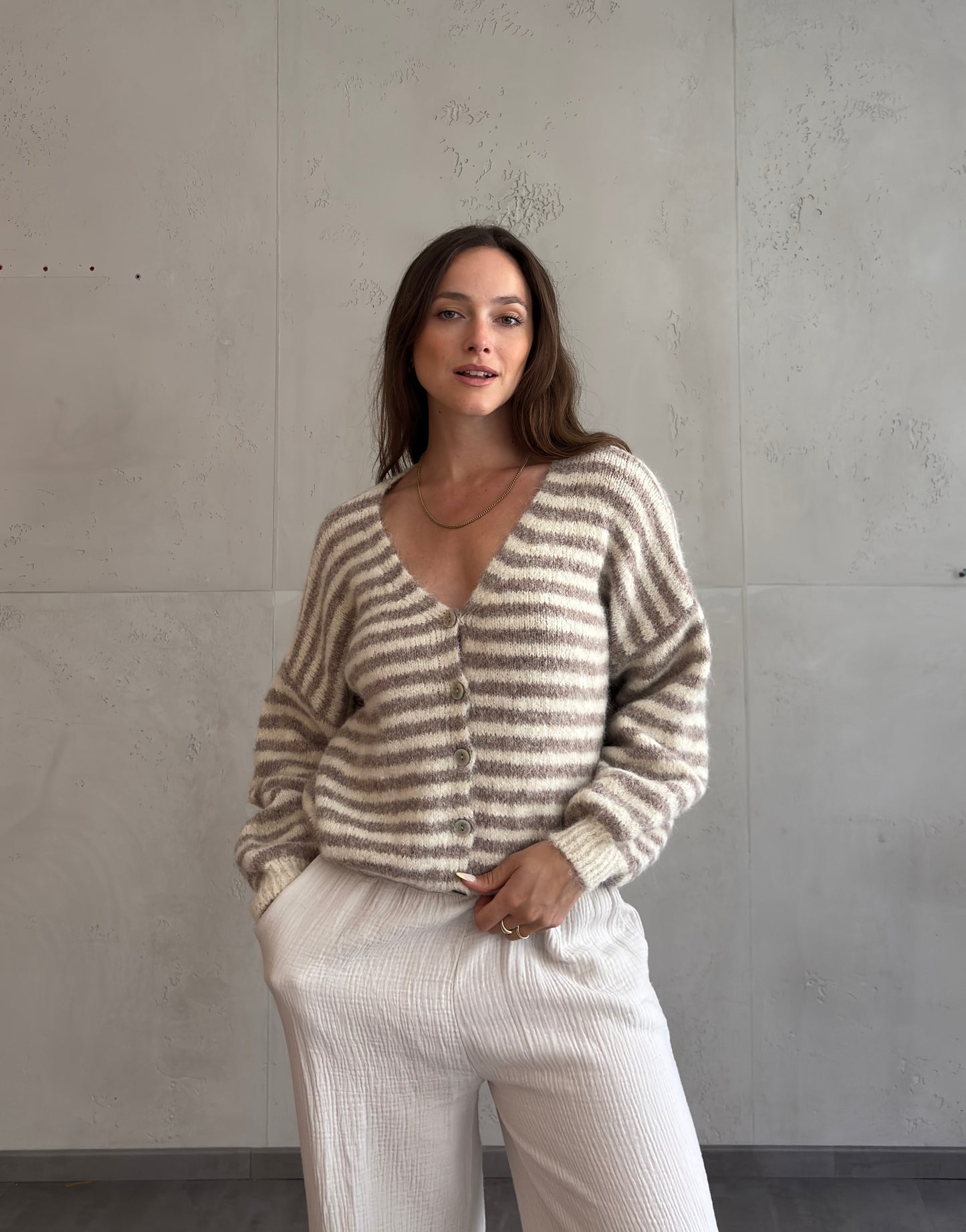 Gestreifte Strickjacke mit V-Ausschnitt