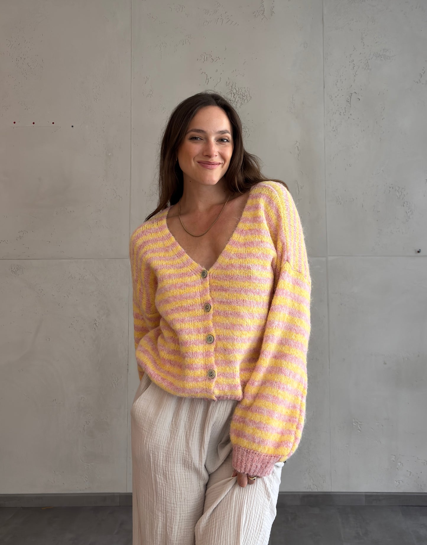 Gestreifte Strickjacke mit V-Ausschnitt