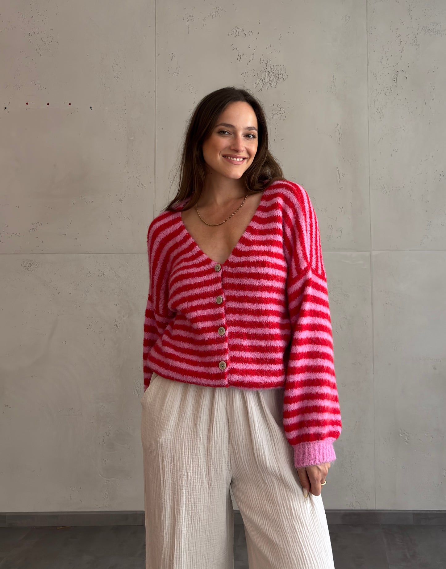 Gestreifte Strickjacke mit V-Ausschnitt