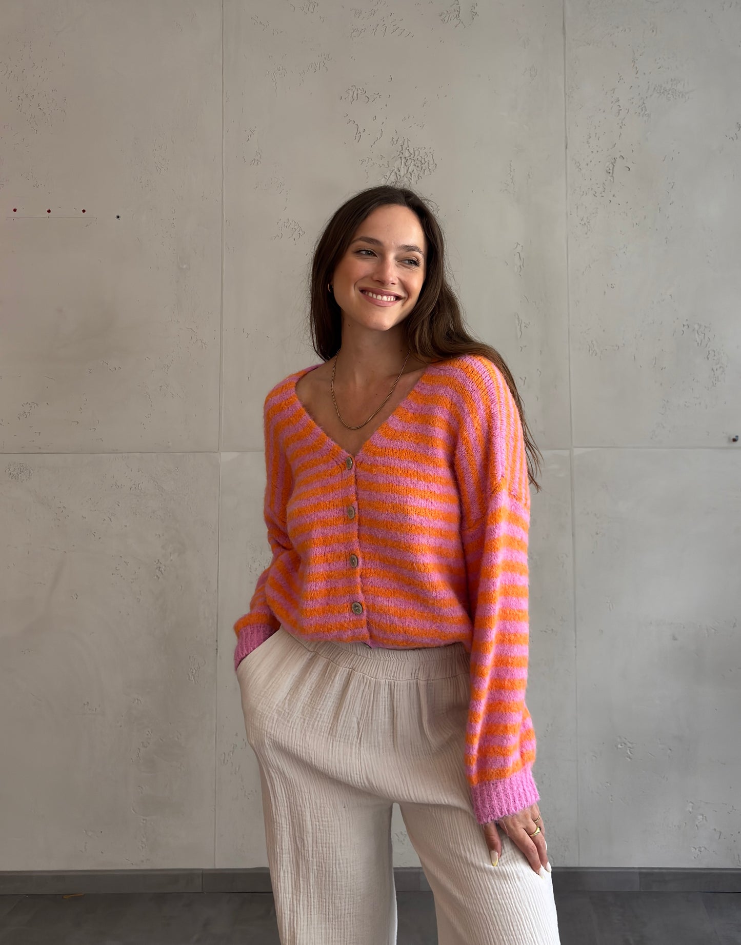 Gestreifte Strickjacke mit V-Ausschnitt