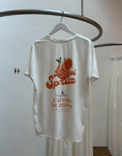 Frau mit braunen Haaren trägt Aperol Spritz T-Shirt