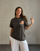 Frau mit braunen Haaren trägt Aperol Spritz T-Shirt