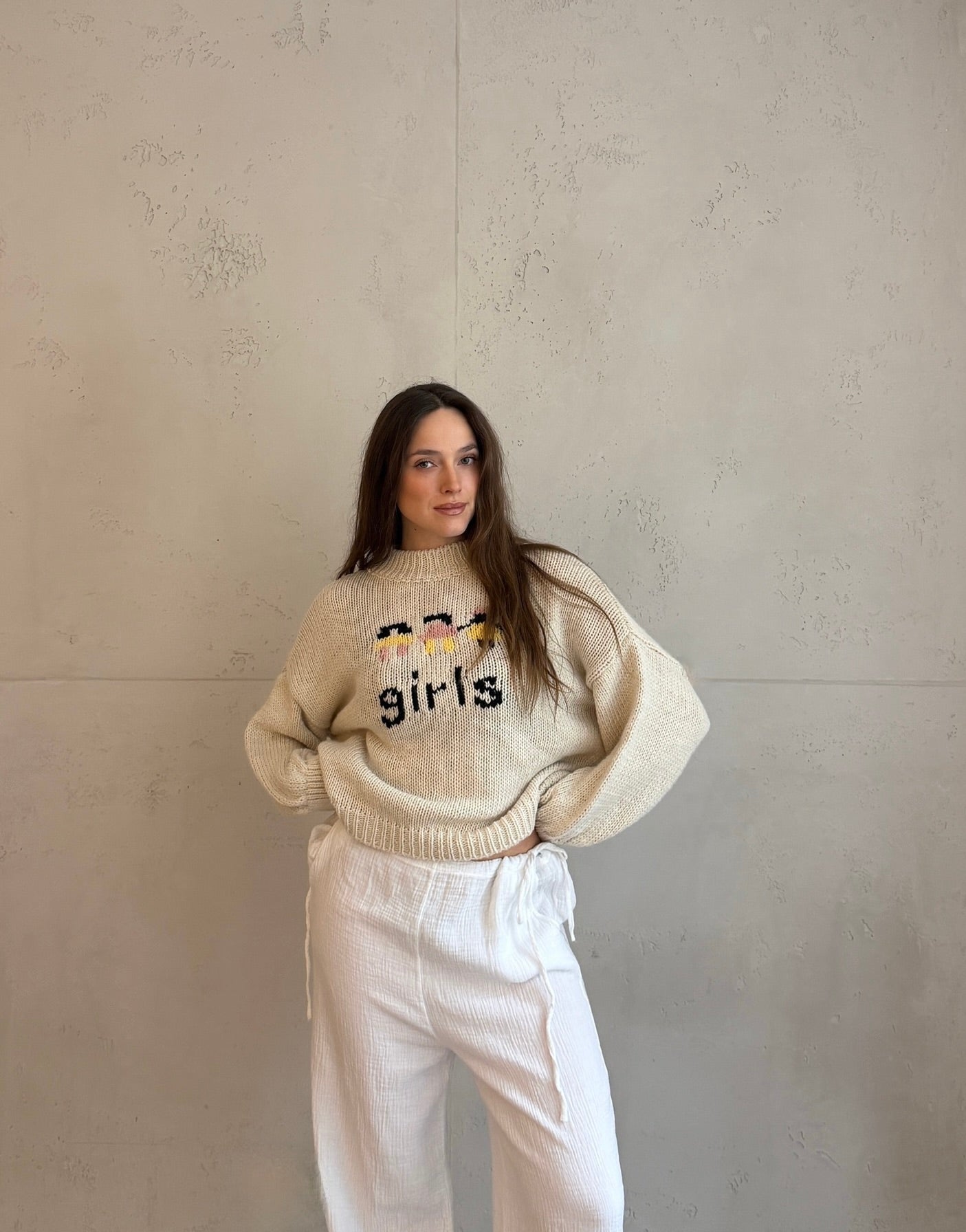 Beiger Strickpullover mit "Girls" Web - Design - Switch - Fashion