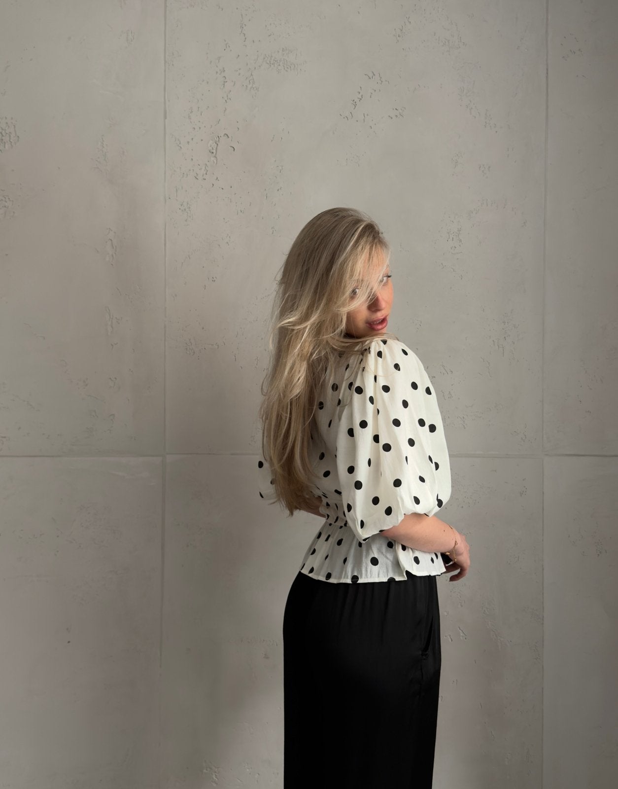 Bluse mit Punkten – Halbarm, Ballonärmel & Gummibund in der Taille - Switch - Fashion