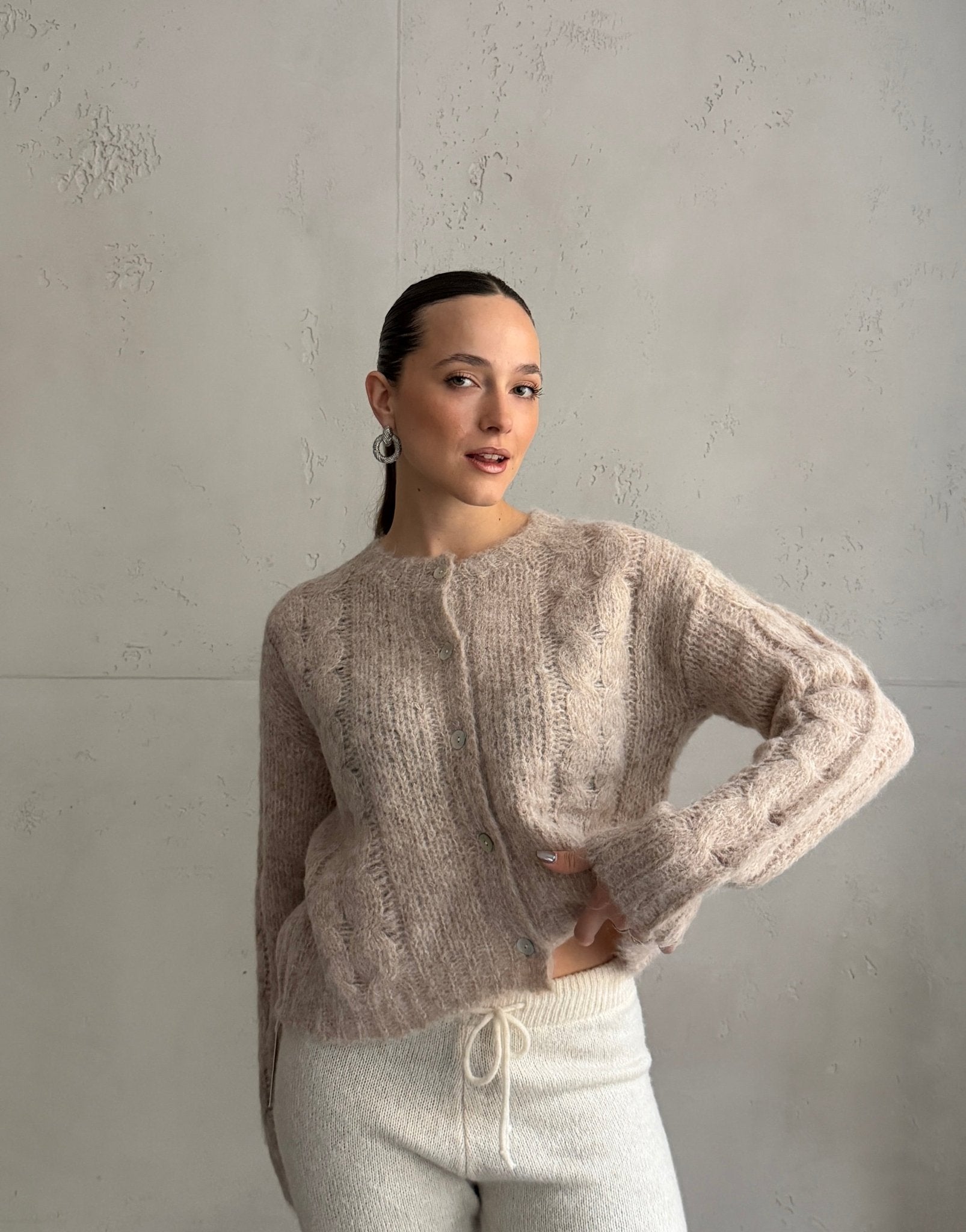 Cozy Basic: Kurze Strickjacke mit Zopfmuster - Switch - Fashion