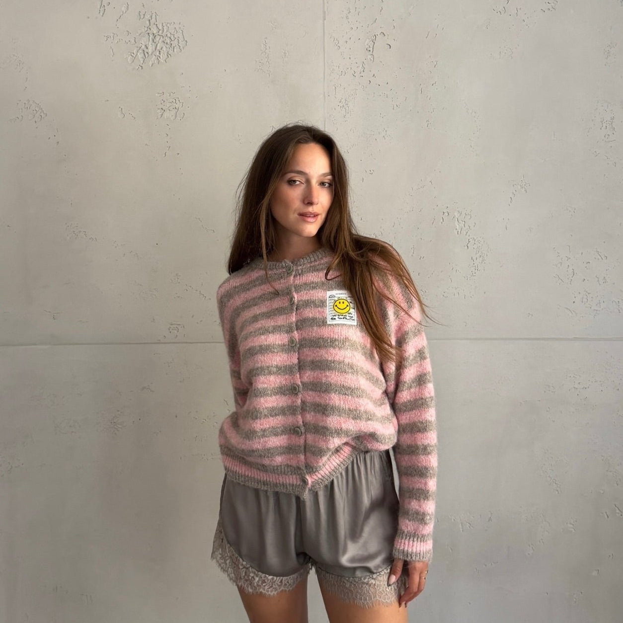 Durchgeknöpfte Strickjacke mit Streifen und Smiley Patch - Switch-Fashion