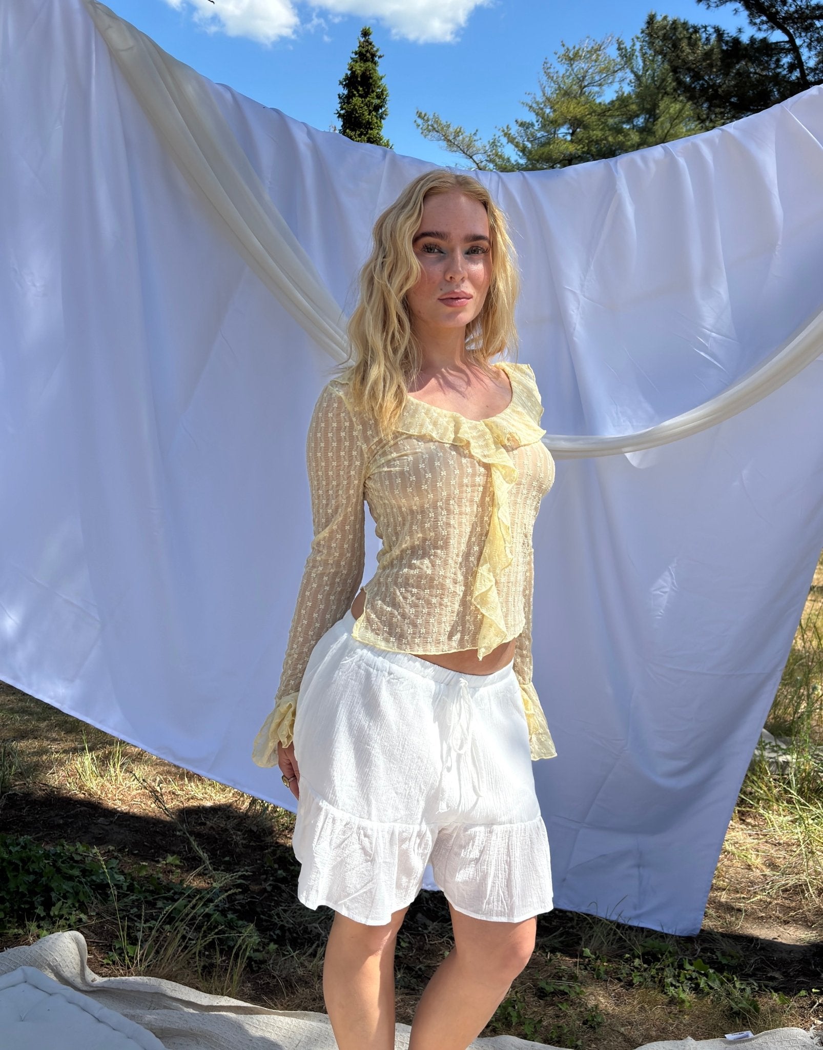 Gelbe Rüschenbluse mit Flower - Details - Switch - Fashion