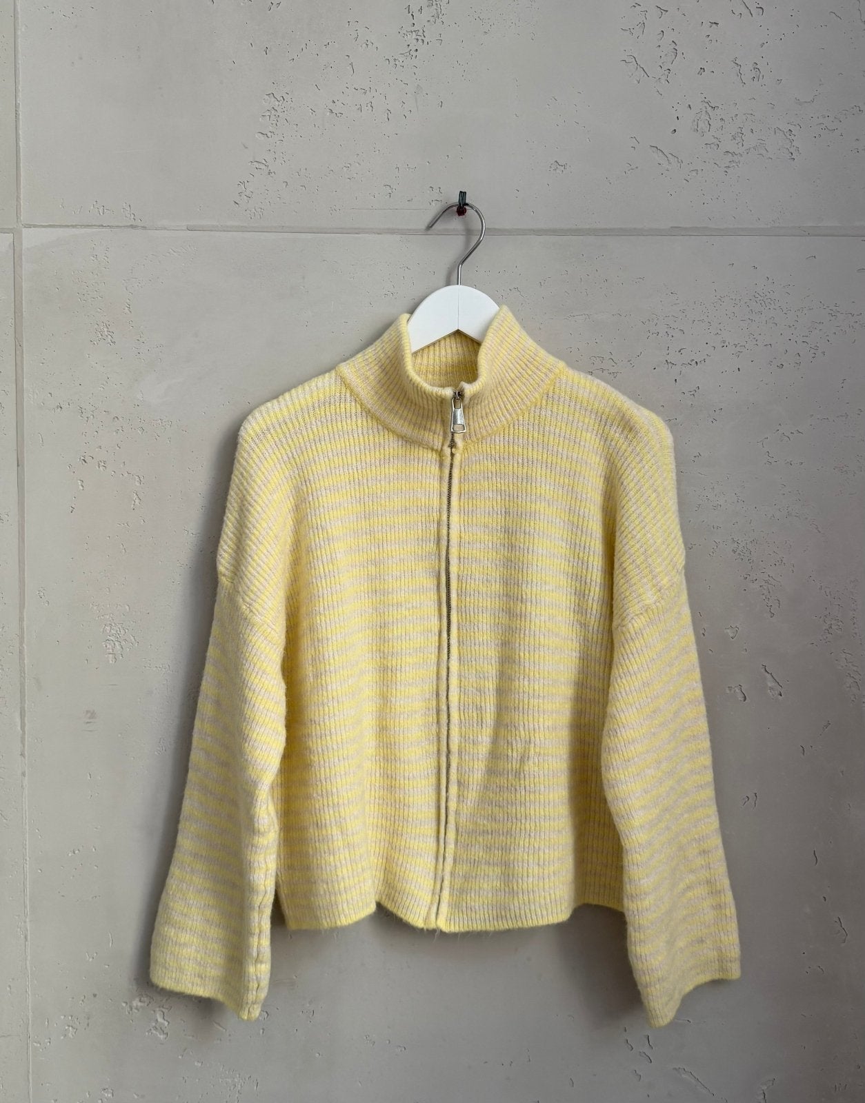 Gestreifte Strickjacke mit Reißverschluss & Stehkragen - Switch - Fashion