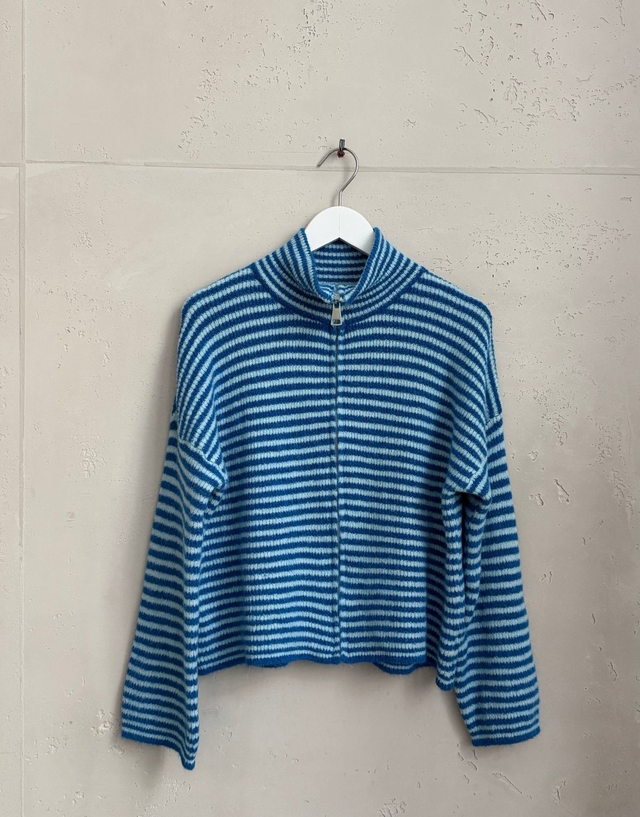 Gestreifte Strickjacke mit Reißverschluss & Stehkragen - Switch - Fashion