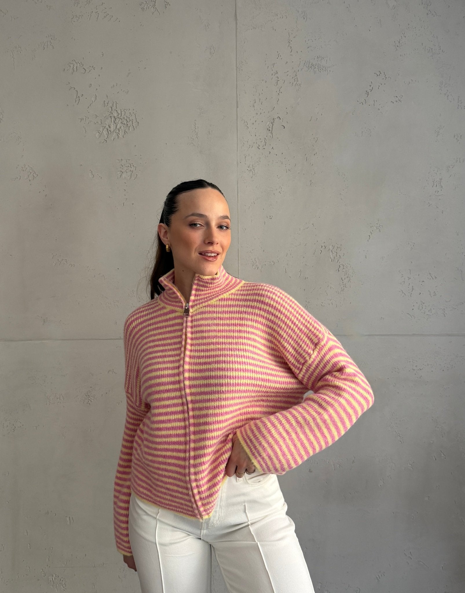 Gestreifte Strickjacke mit Reißverschluss & Stehkragen - Switch - Fashion