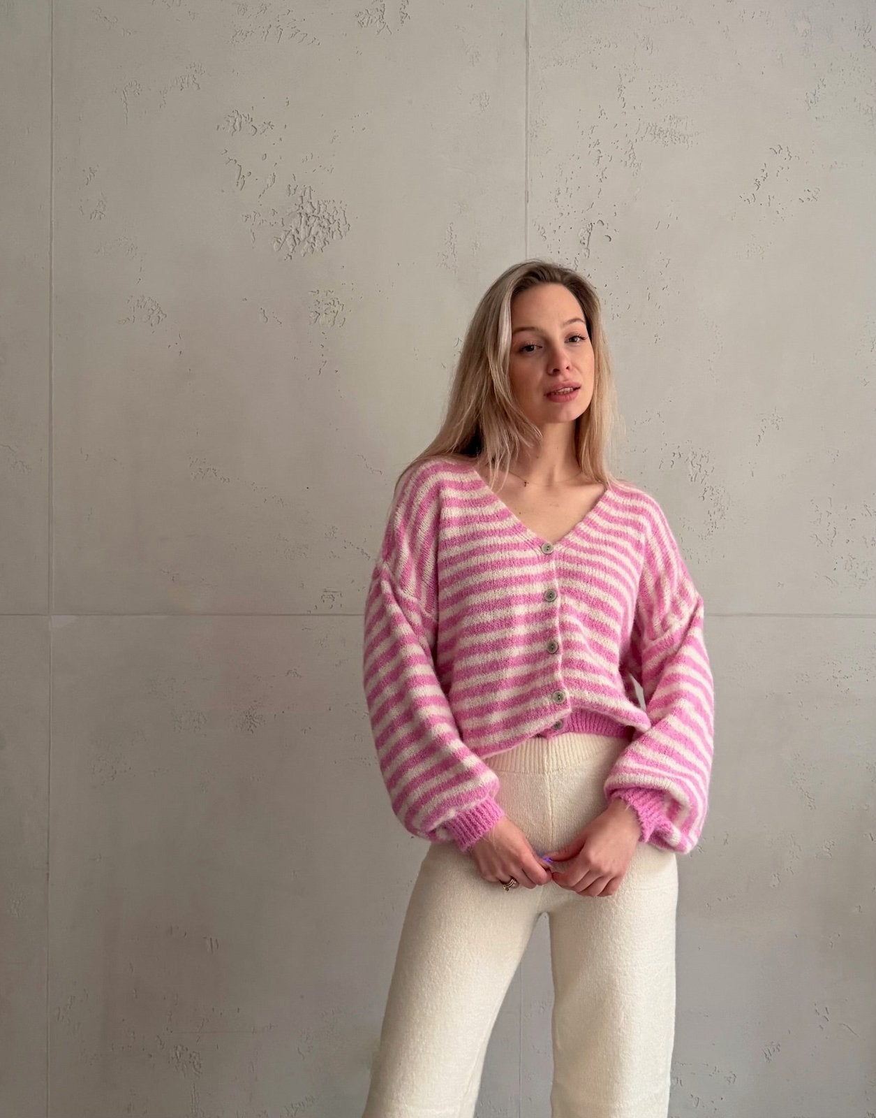 Gestreifte Strickjacke mit V - Ausschnitt - Switch - Fashion