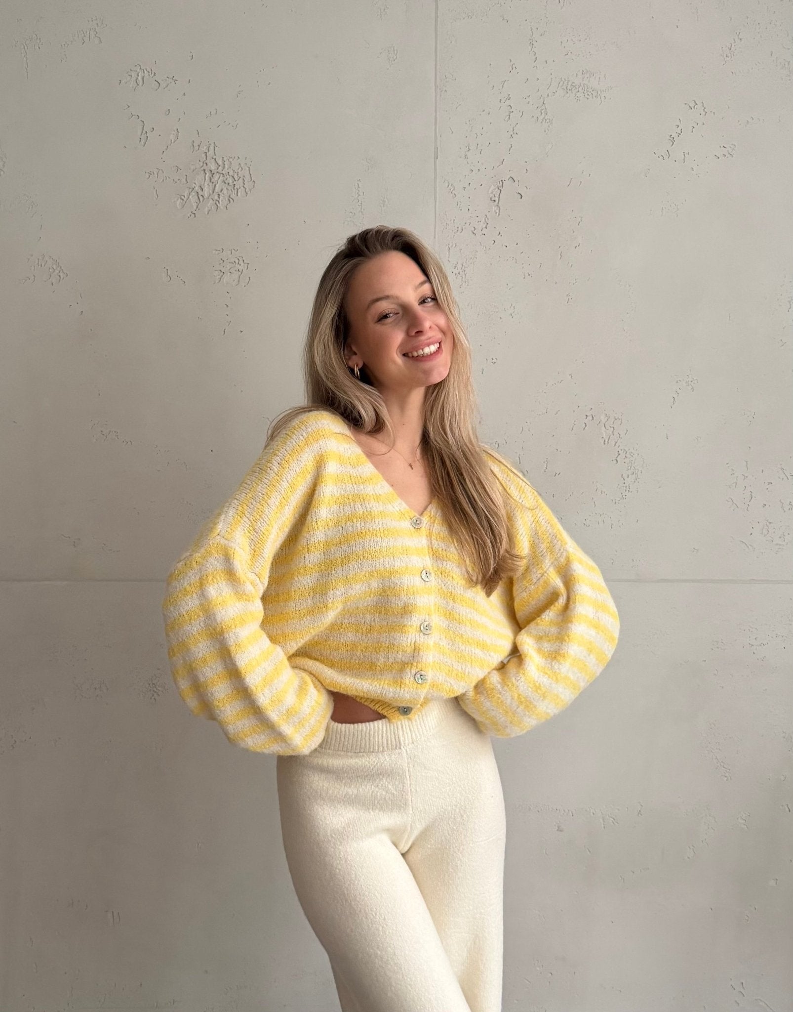 Gestreifte Strickjacke mit V - Ausschnitt - Switch - Fashion