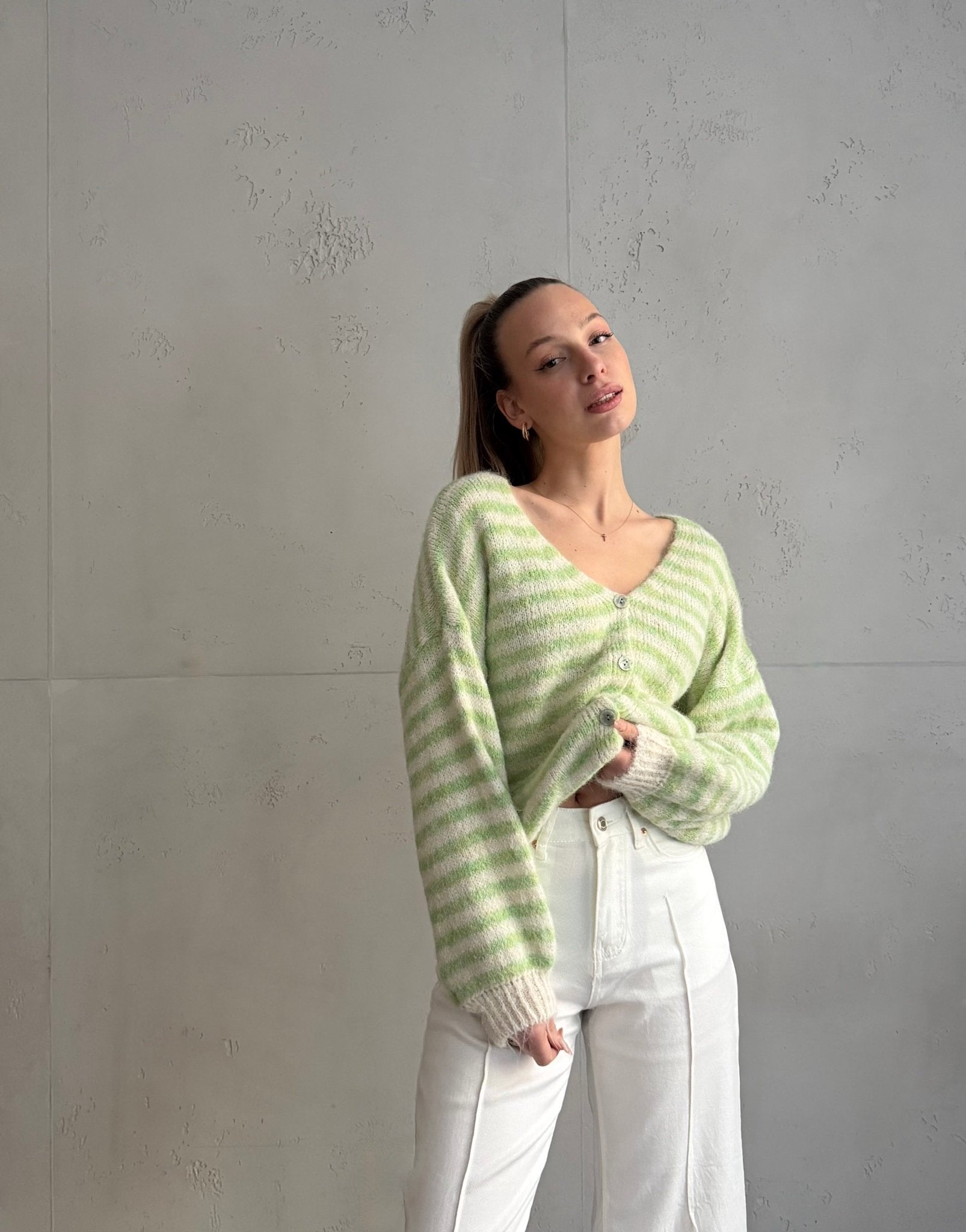 Gestreifte Strickjacke mit V - Ausschnitt - Switch - Fashion