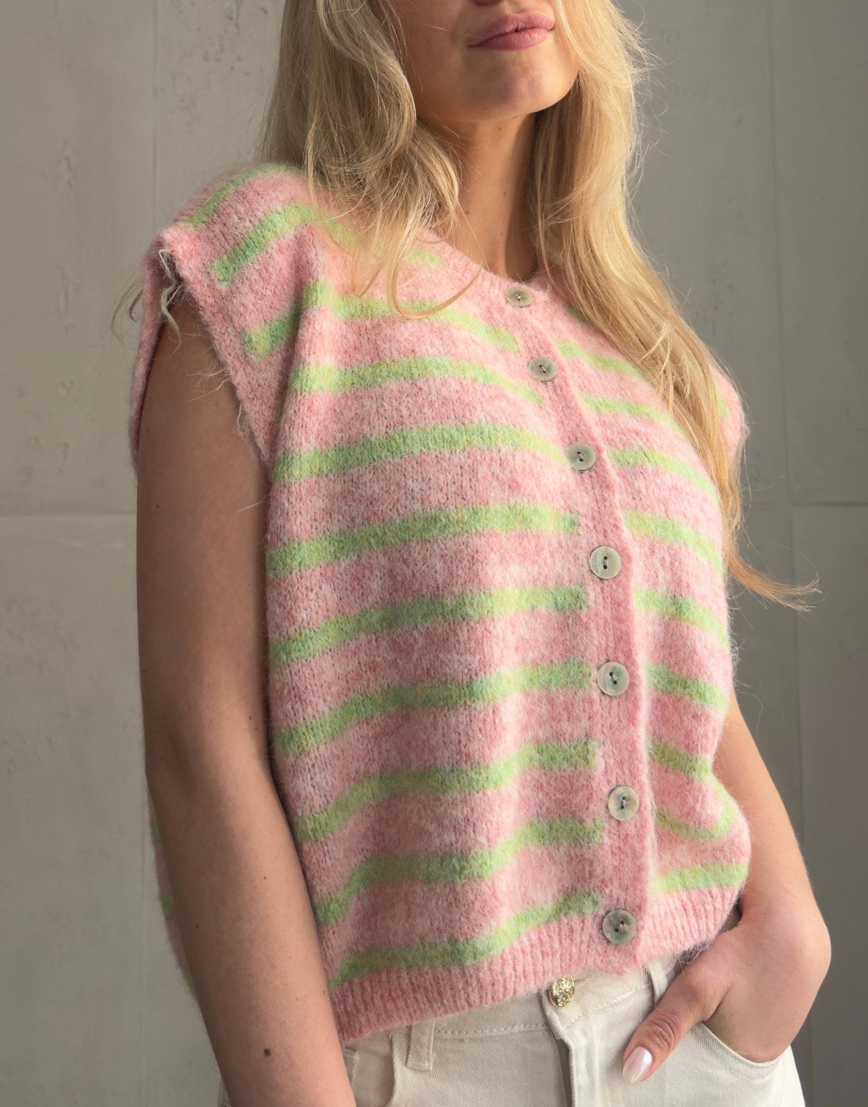 Gestreifter Pullunder mit Knöpfen & Übergeschnittener Schulter - Switch - Fashion