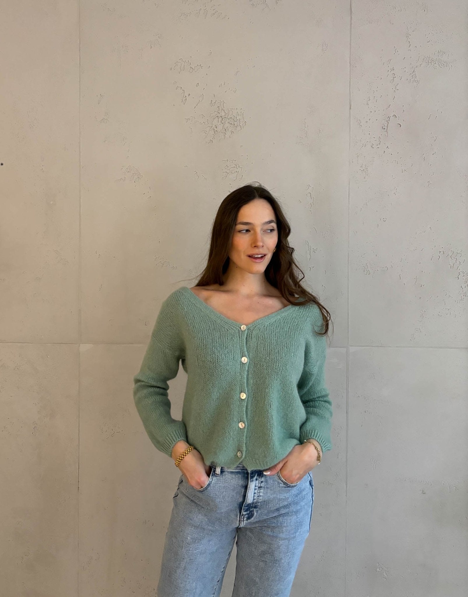 Frau mit brauen Haaren trägt kurze Mohair Strickjacke in Mint