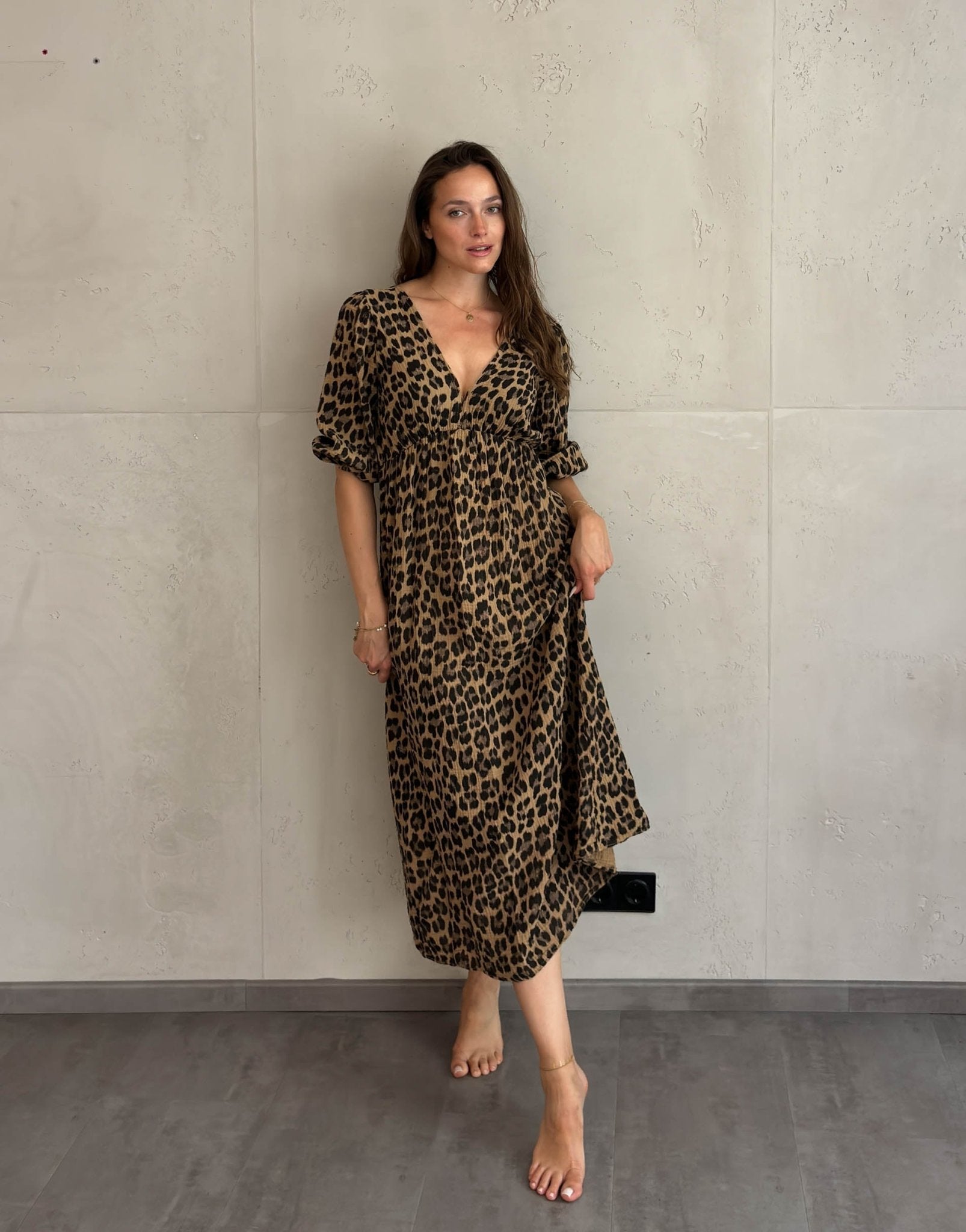 Frau mit braunen Haaren trägt Musselin Leokleid