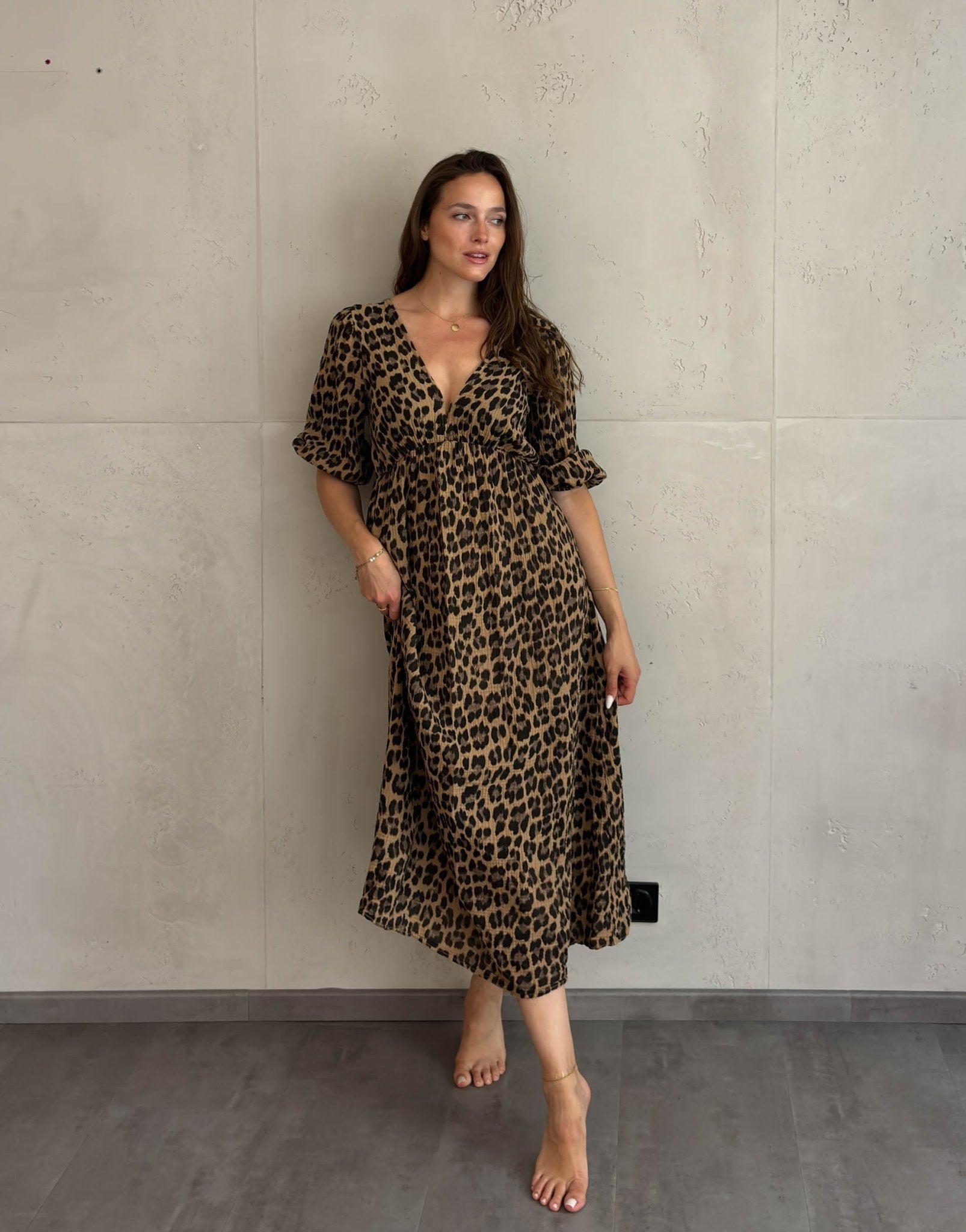 Frau mit braunen Haaren trägt Musselin Leokleid