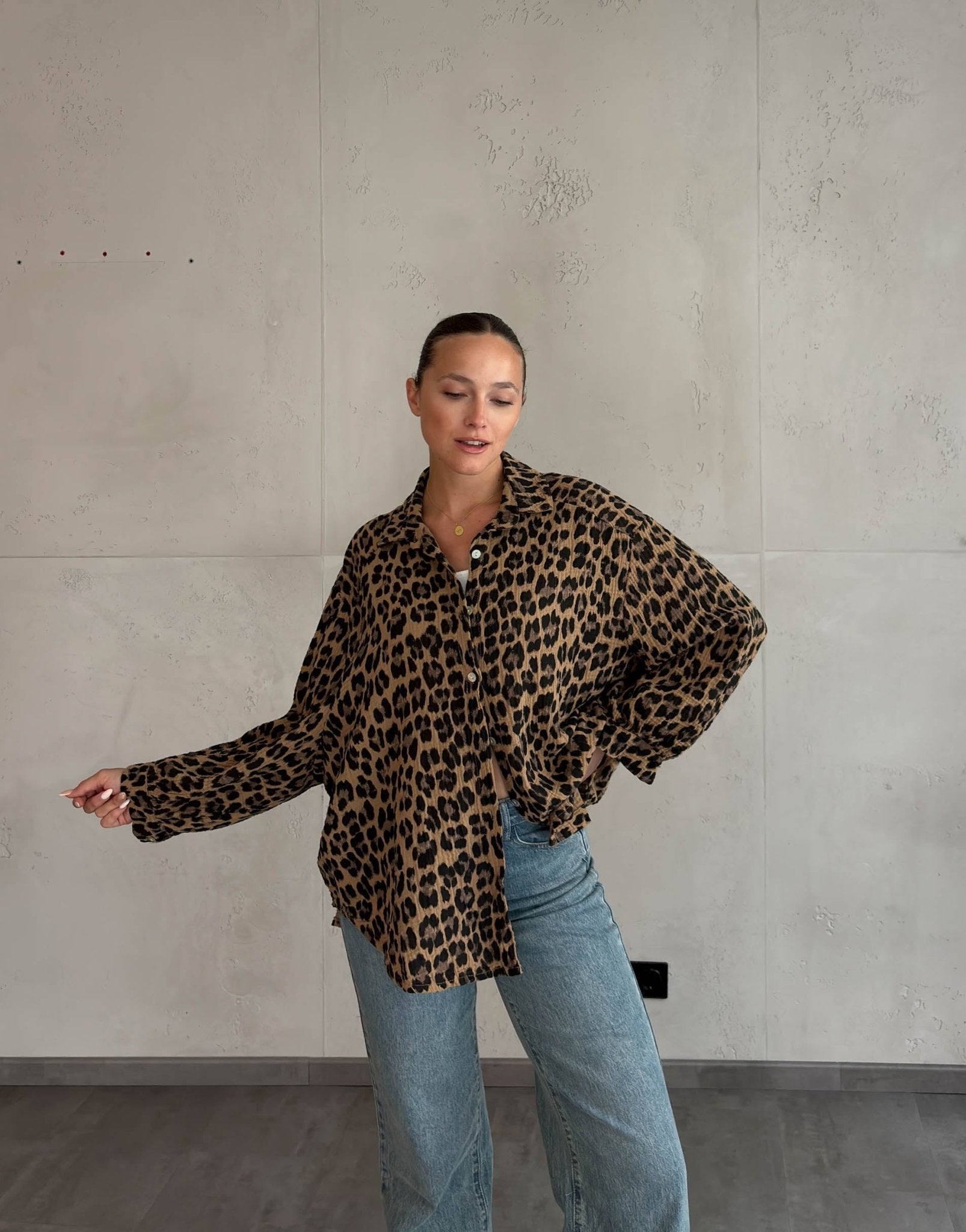 Frau mit brauen Haaren trägt Leo Musselinbluse in braun