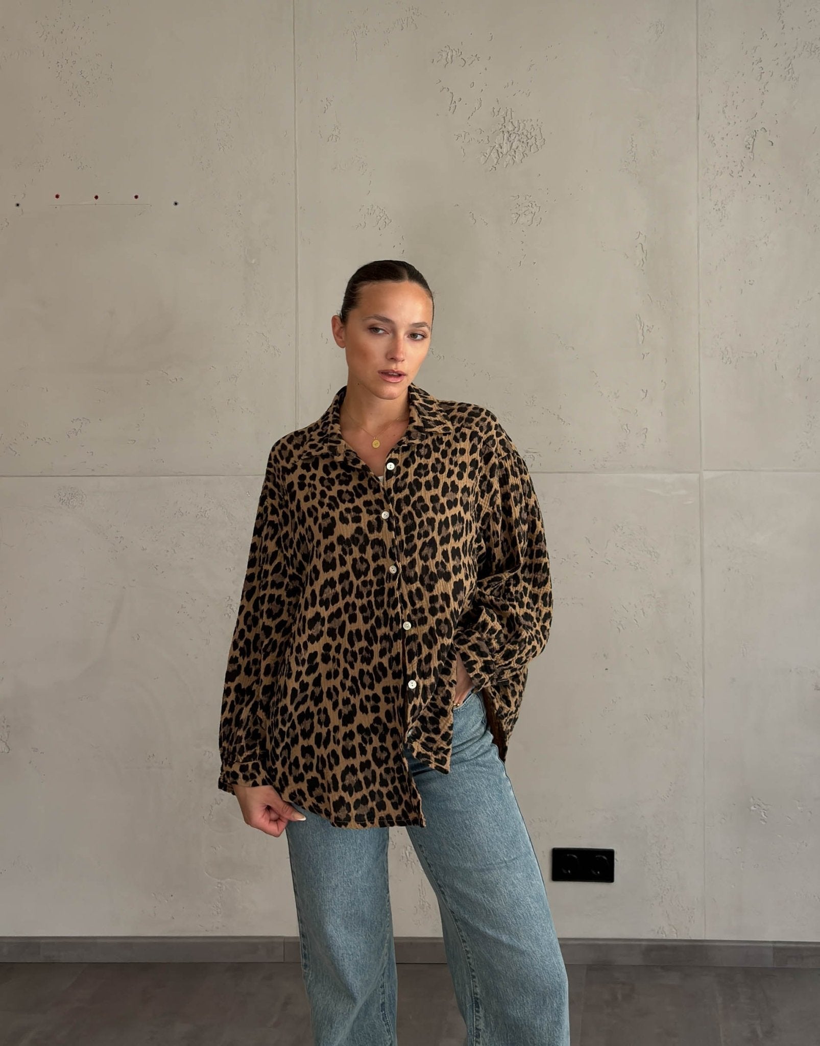 Frau mit brauen Haaren trägt Leo Musselinbluse in braun