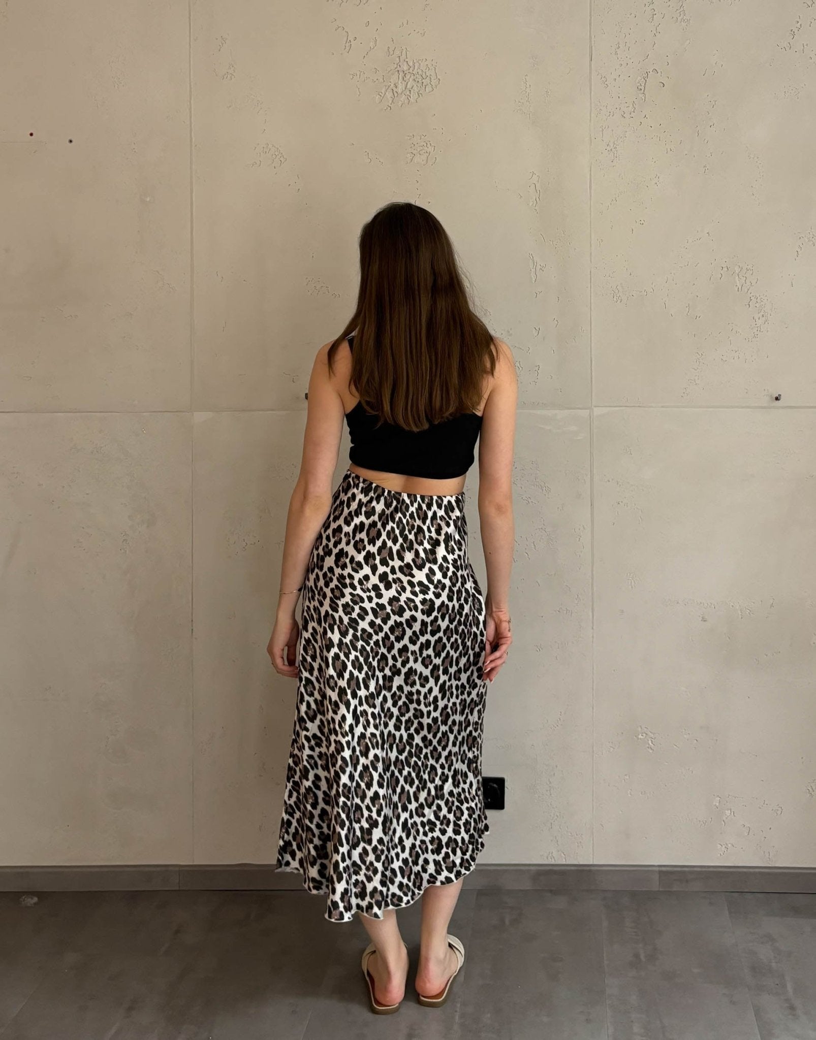 Frau mit brauen Haaren trägt Leo Midirock aus 100% Viskose