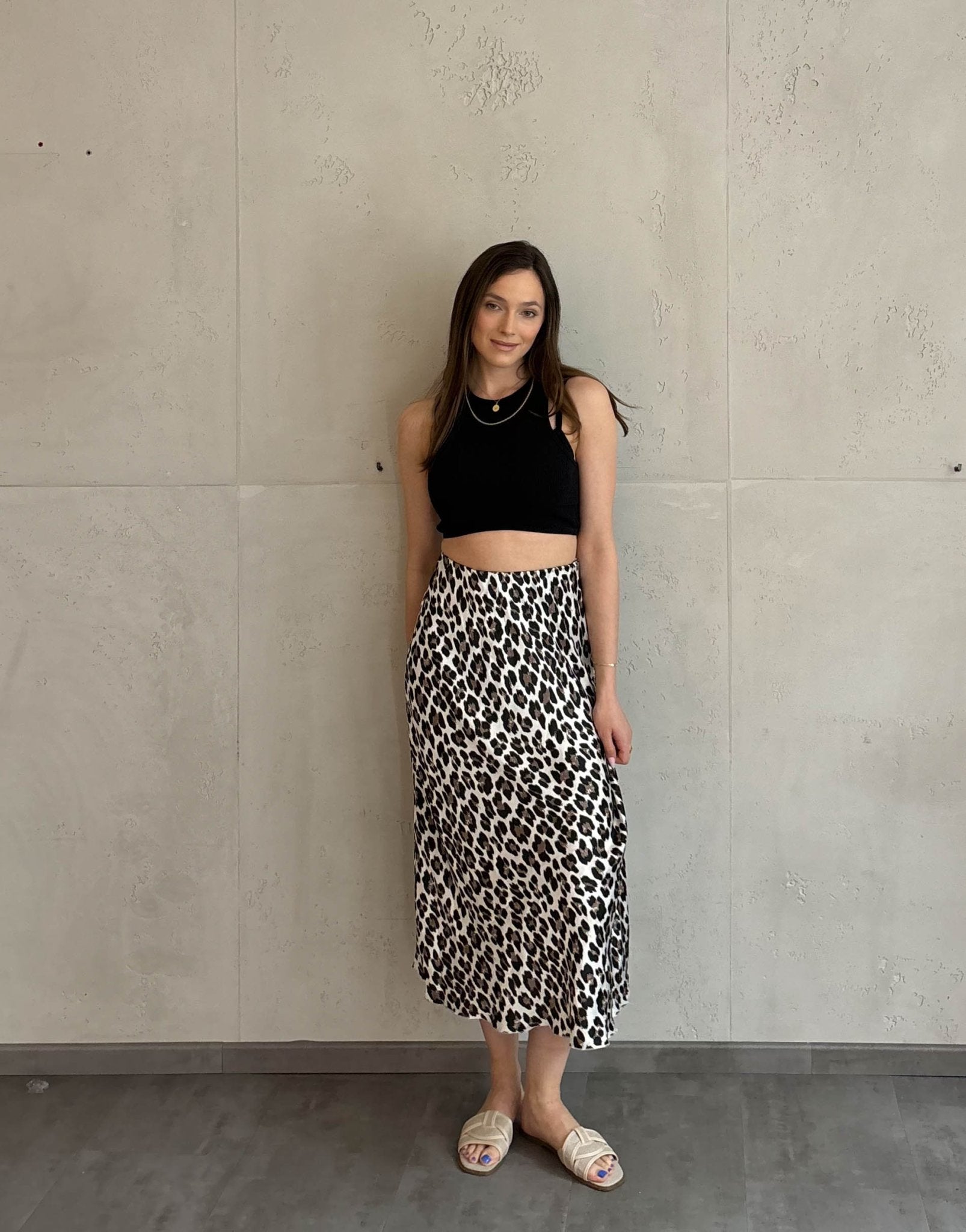 Frau mit brauen Haaren trägt Leo Midirock aus 100% Viskose