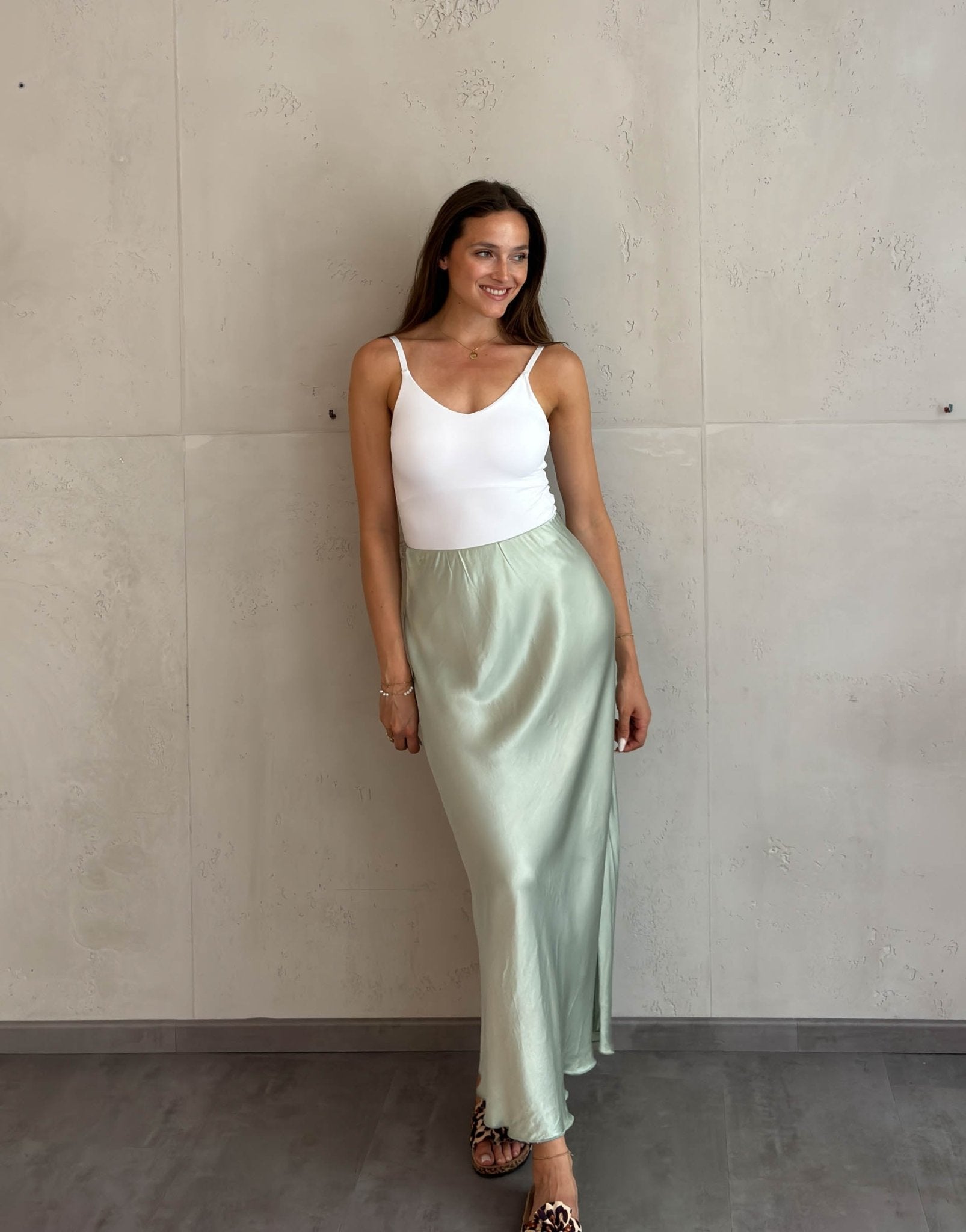 Frau mit braunen Haaren trägt Maxirock in salbei aus Viskose