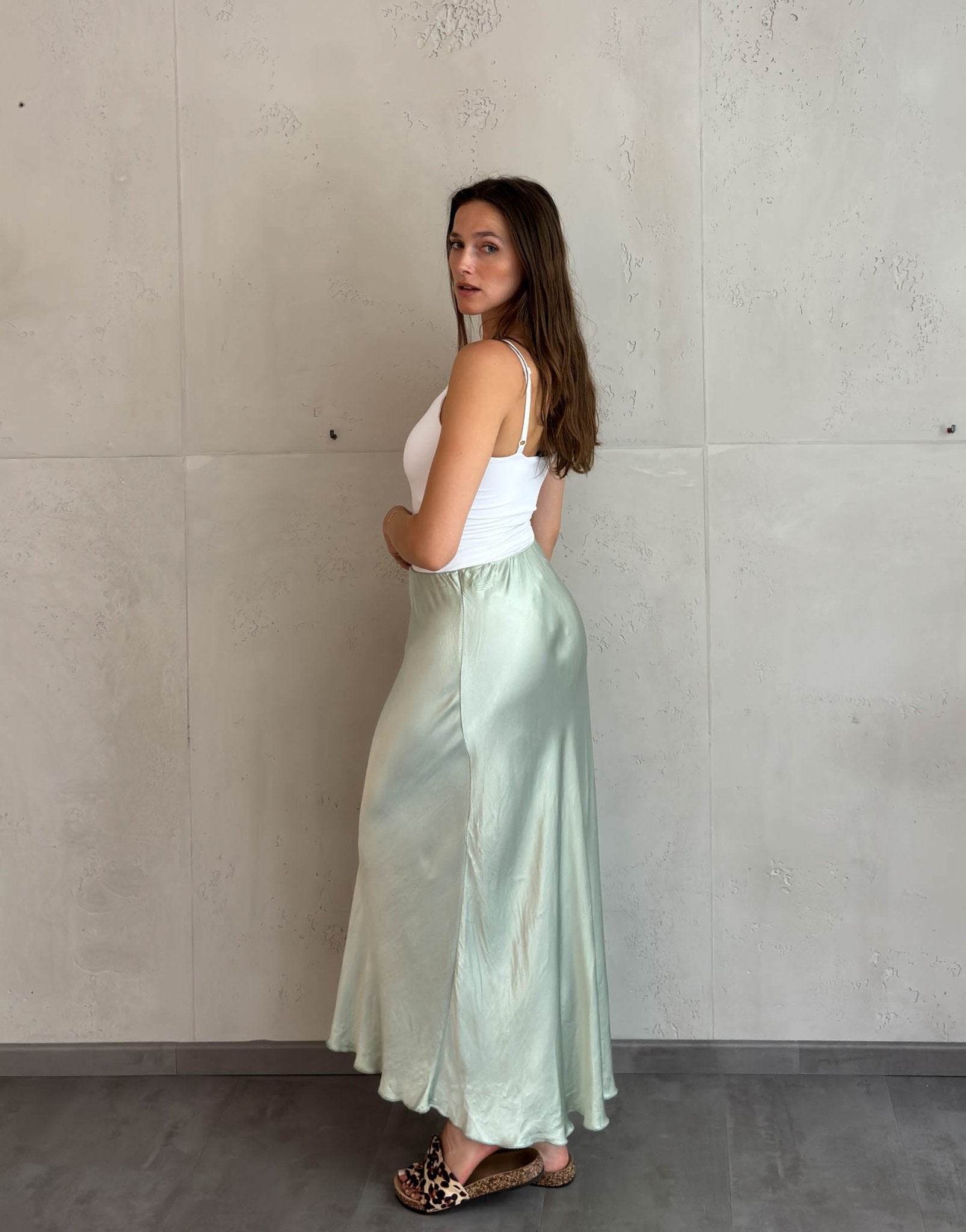 Frau mit braunen Haaren trägt Maxirock in salbei aus Viskose