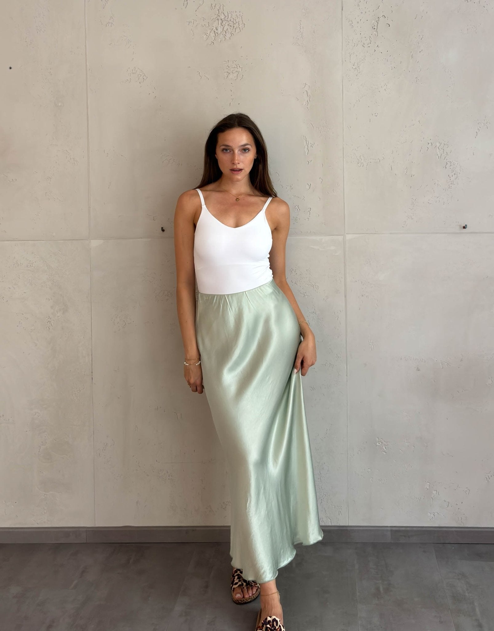 Frau mit braunen Haaren trägt Maxirock in salbei aus Viskose